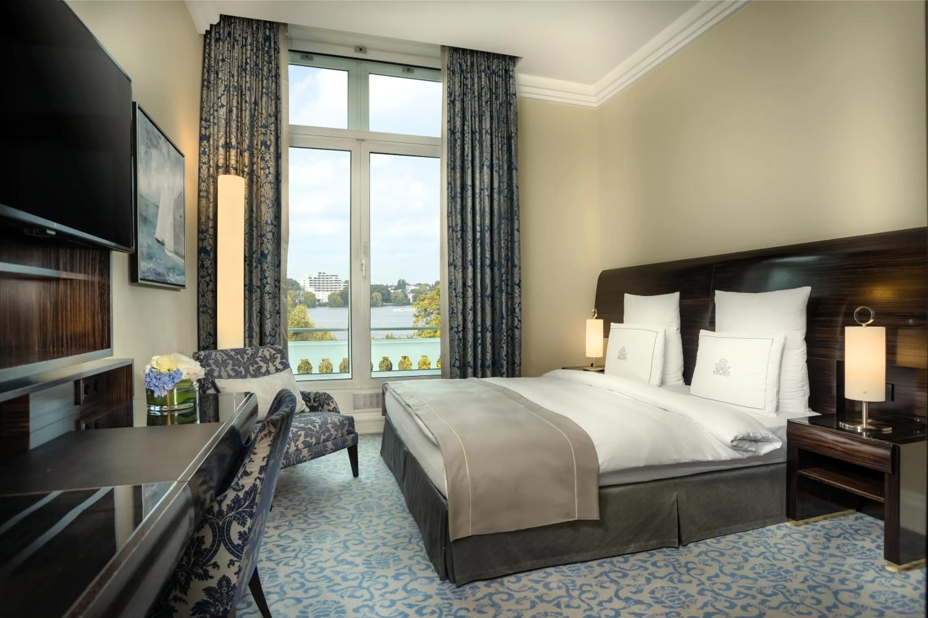 Superior Lake View, Guest Room with 1 King, Lake view in Hotel Atlantic Hamburg, Autograph Collection