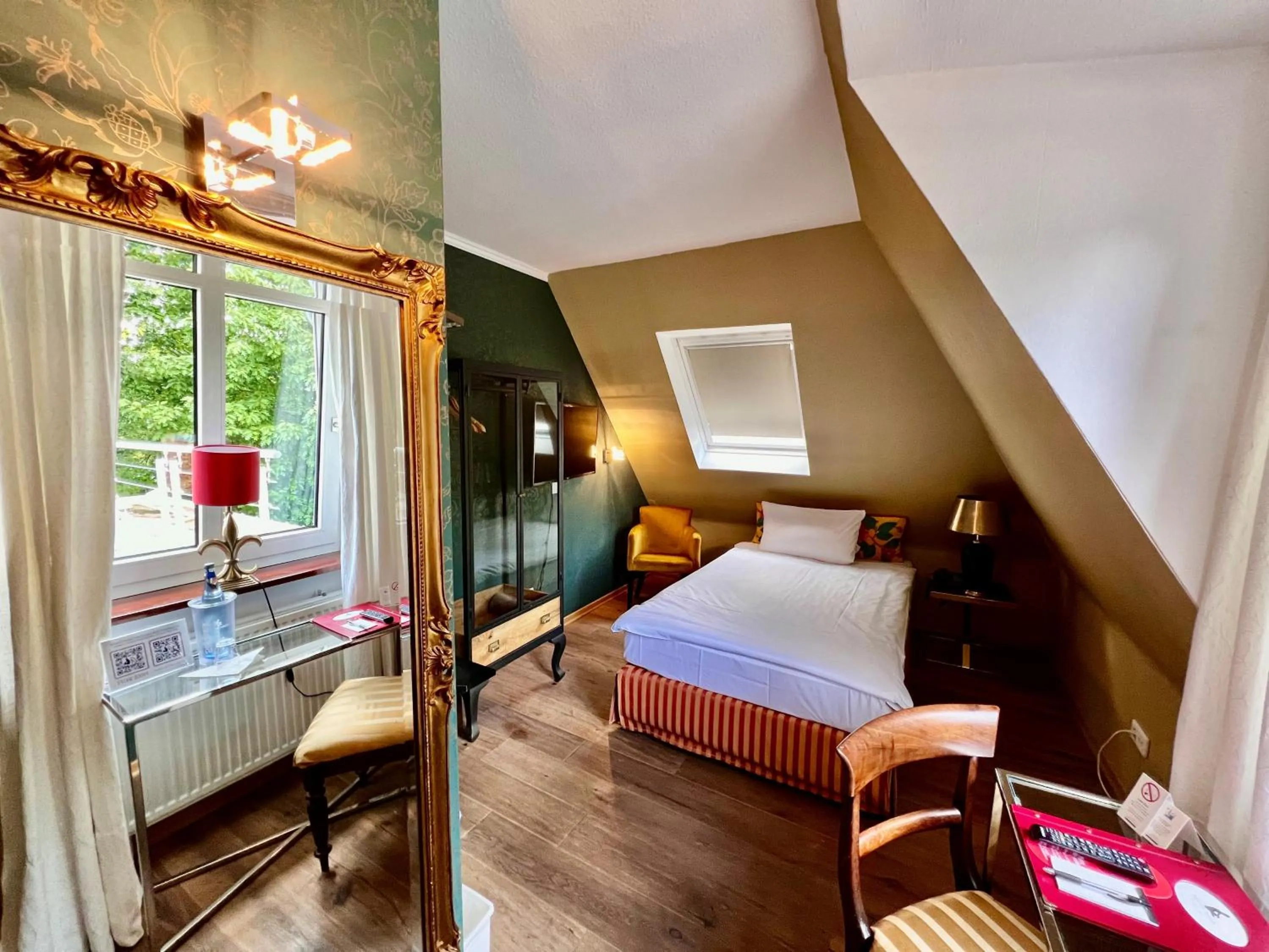 Single Room in Hotel Ashley's Garden