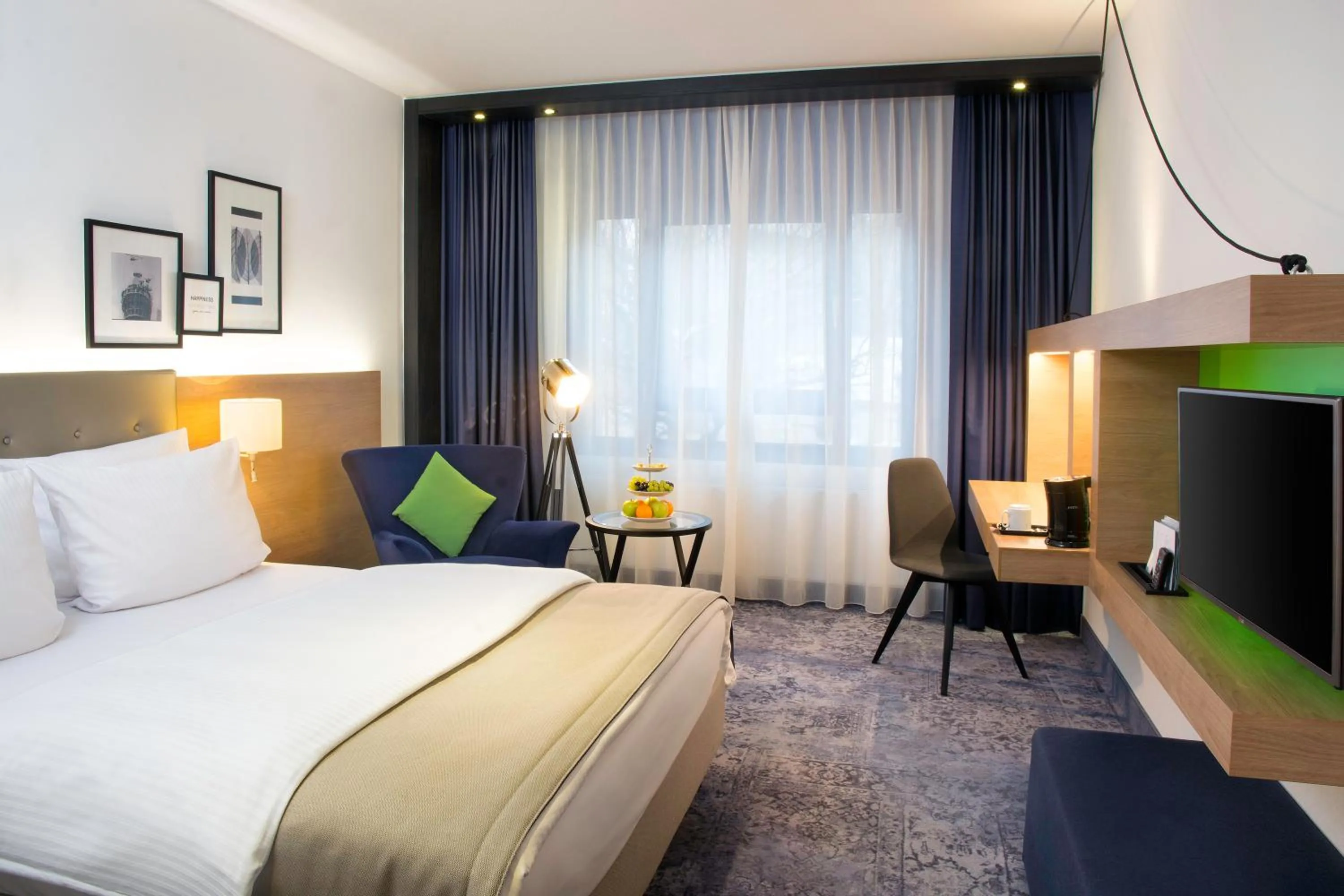 Standard Queen Room with Bath and Shower Combination in Holiday Inn Stuttgart by IHG