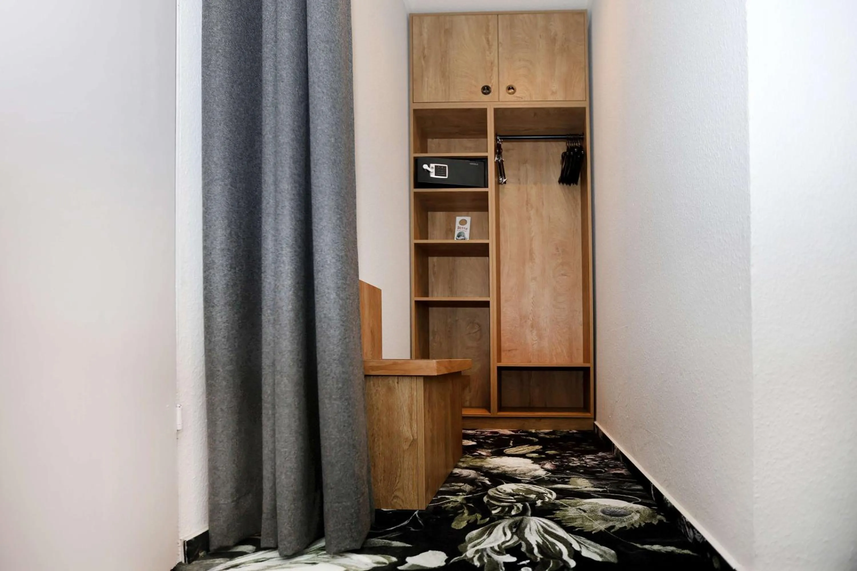 Comfort Queen Room with Balcony in Best Western Hotel Windorf