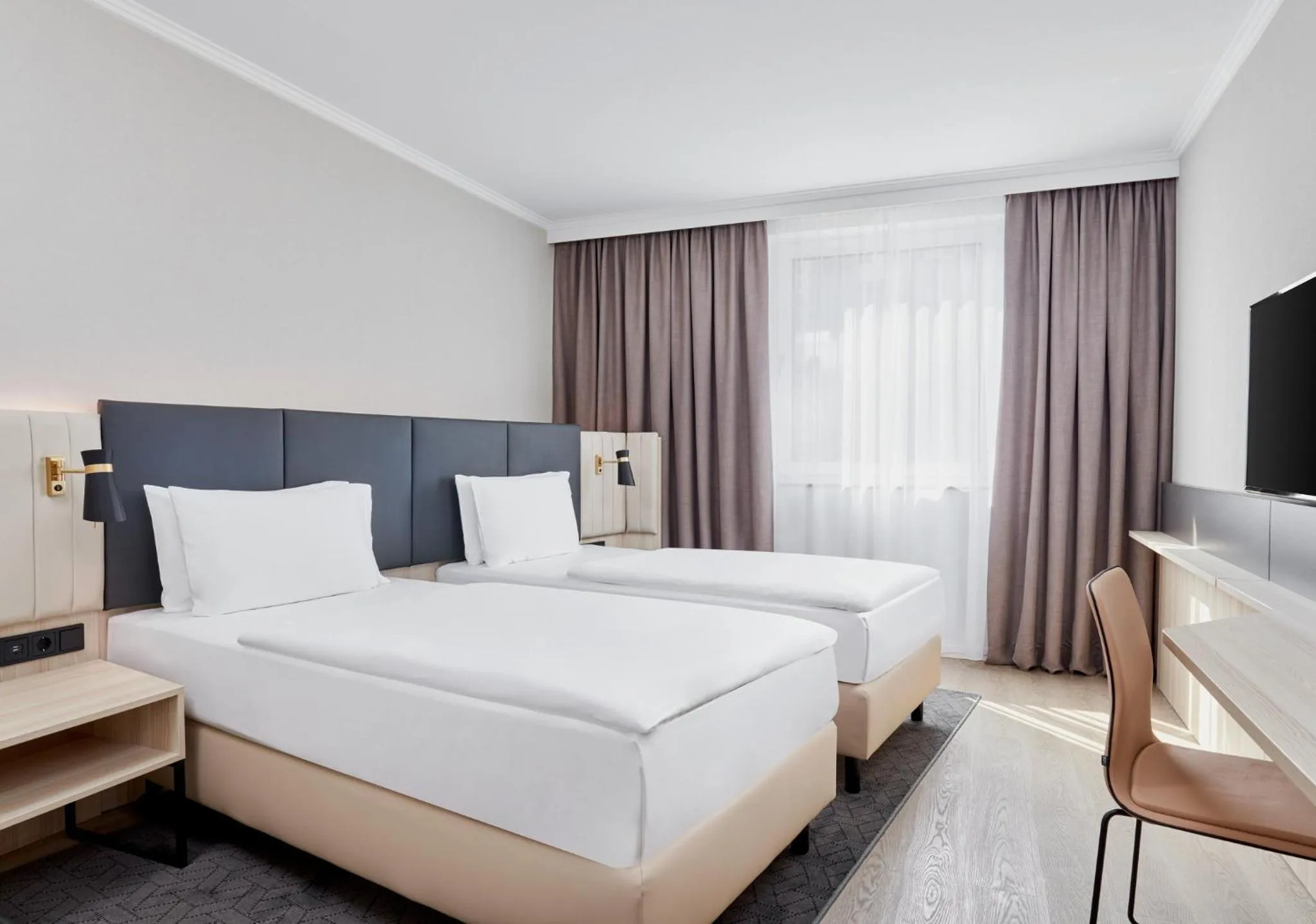 Standard Room with Two Single Beds in Crowne Plaza Hamburg-City Alster by IHG