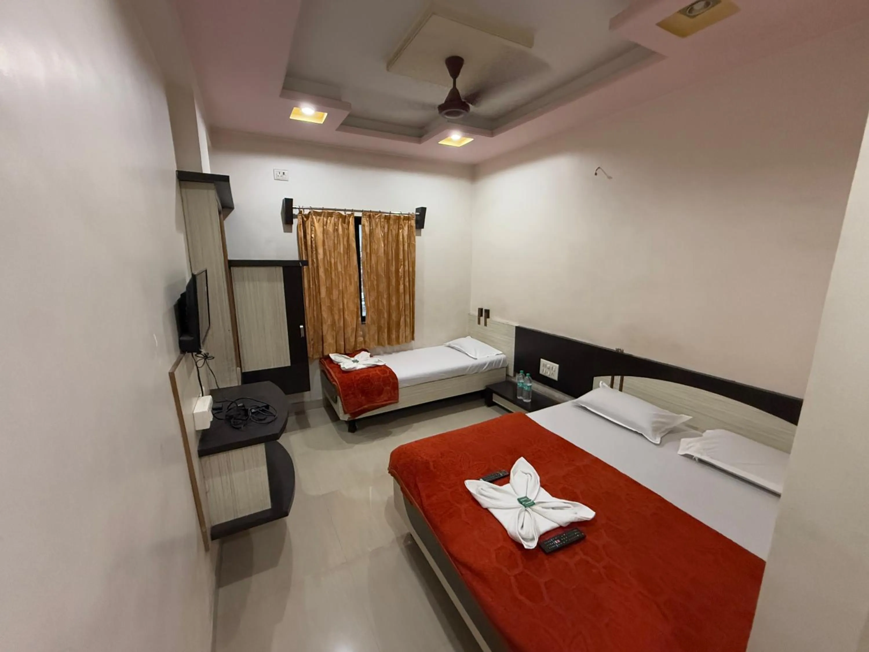 Standard Room NON AC with Triple Bed in Hotel Temple Sai