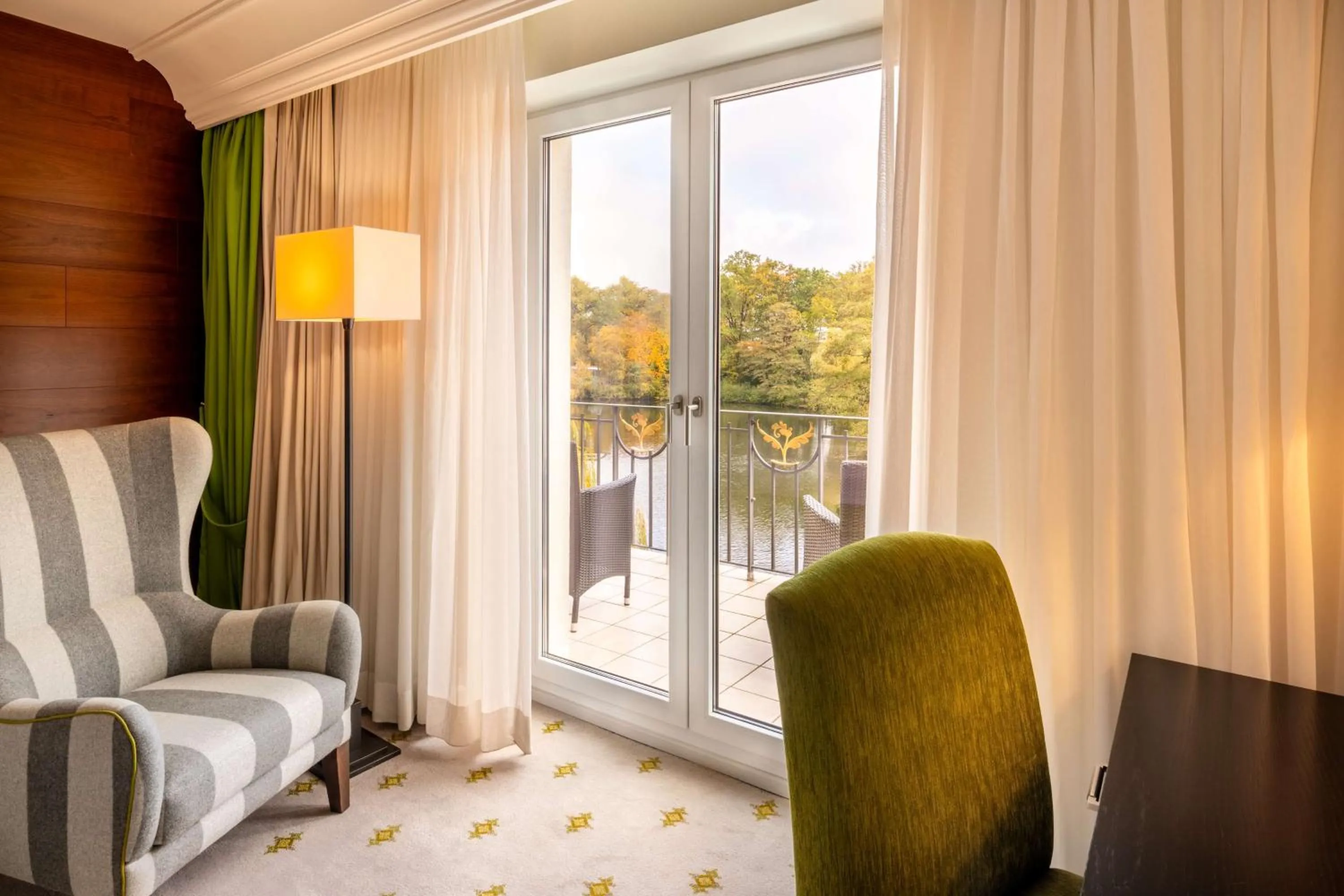 King Executive Room with Lake View in Hilton Frankfurt Gravenbruch