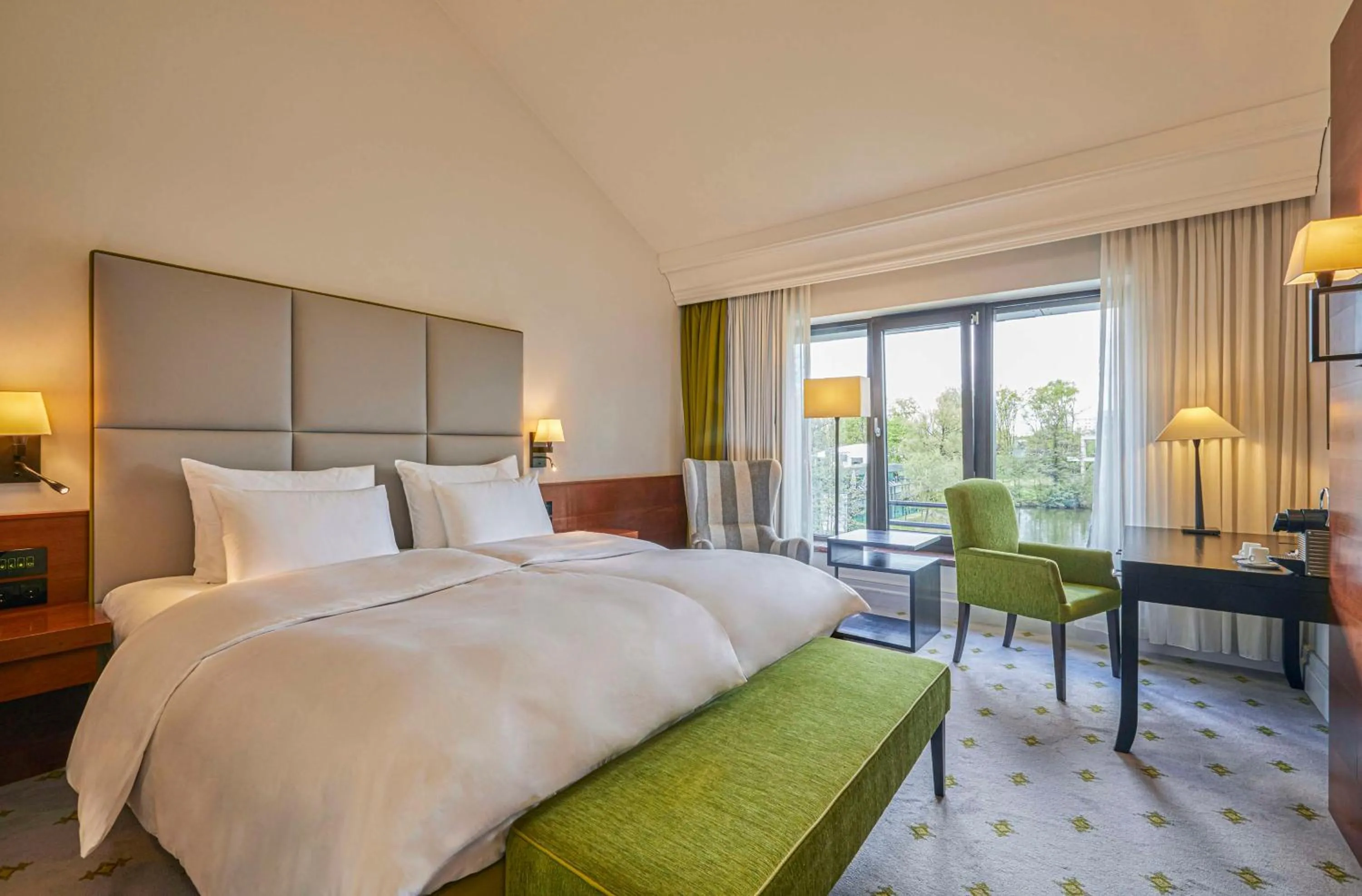 Deluxe King Room with Lake View in Hilton Frankfurt Gravenbruch
