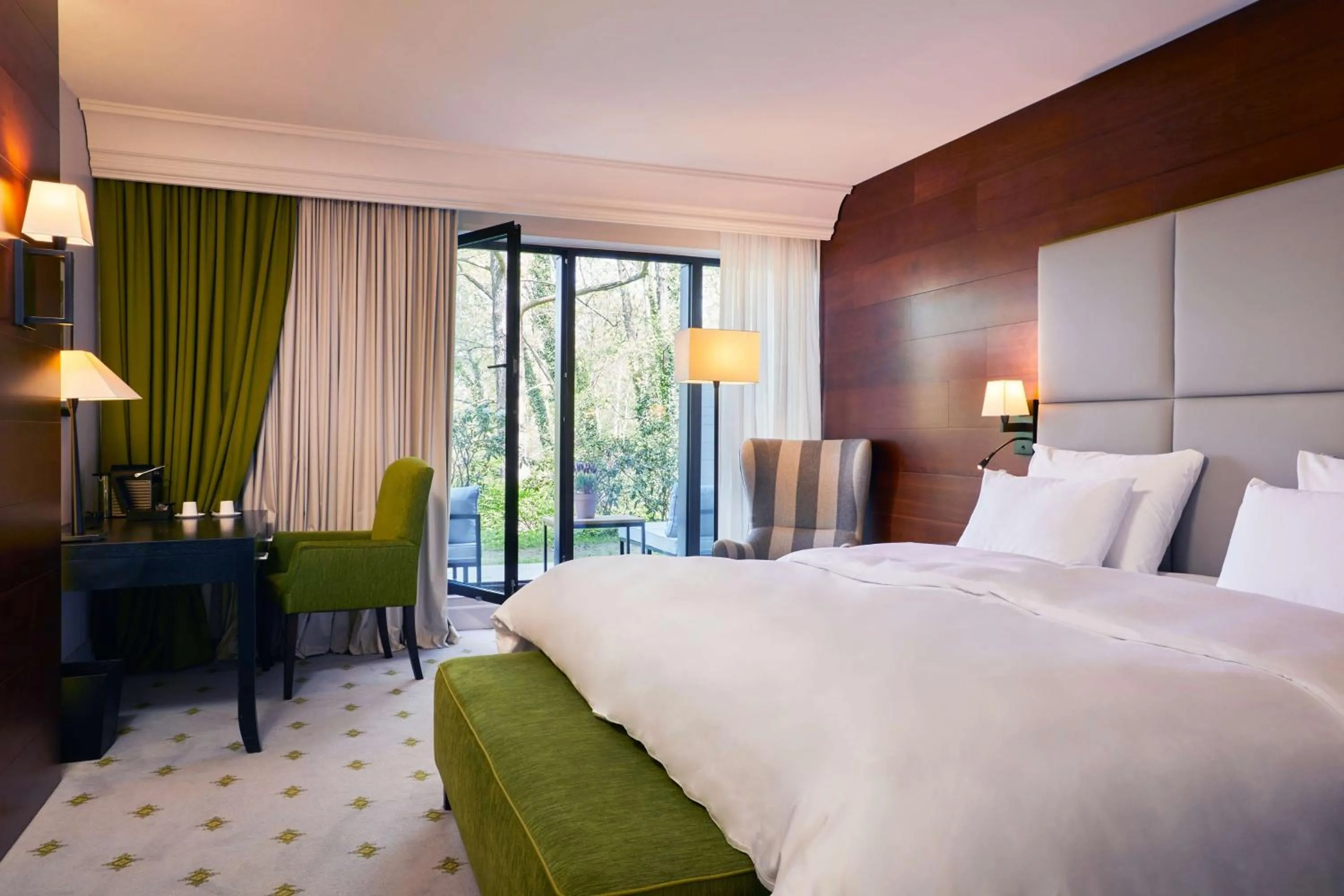 Executive King Room with Terrace and Lake View in Hilton Frankfurt Gravenbruch