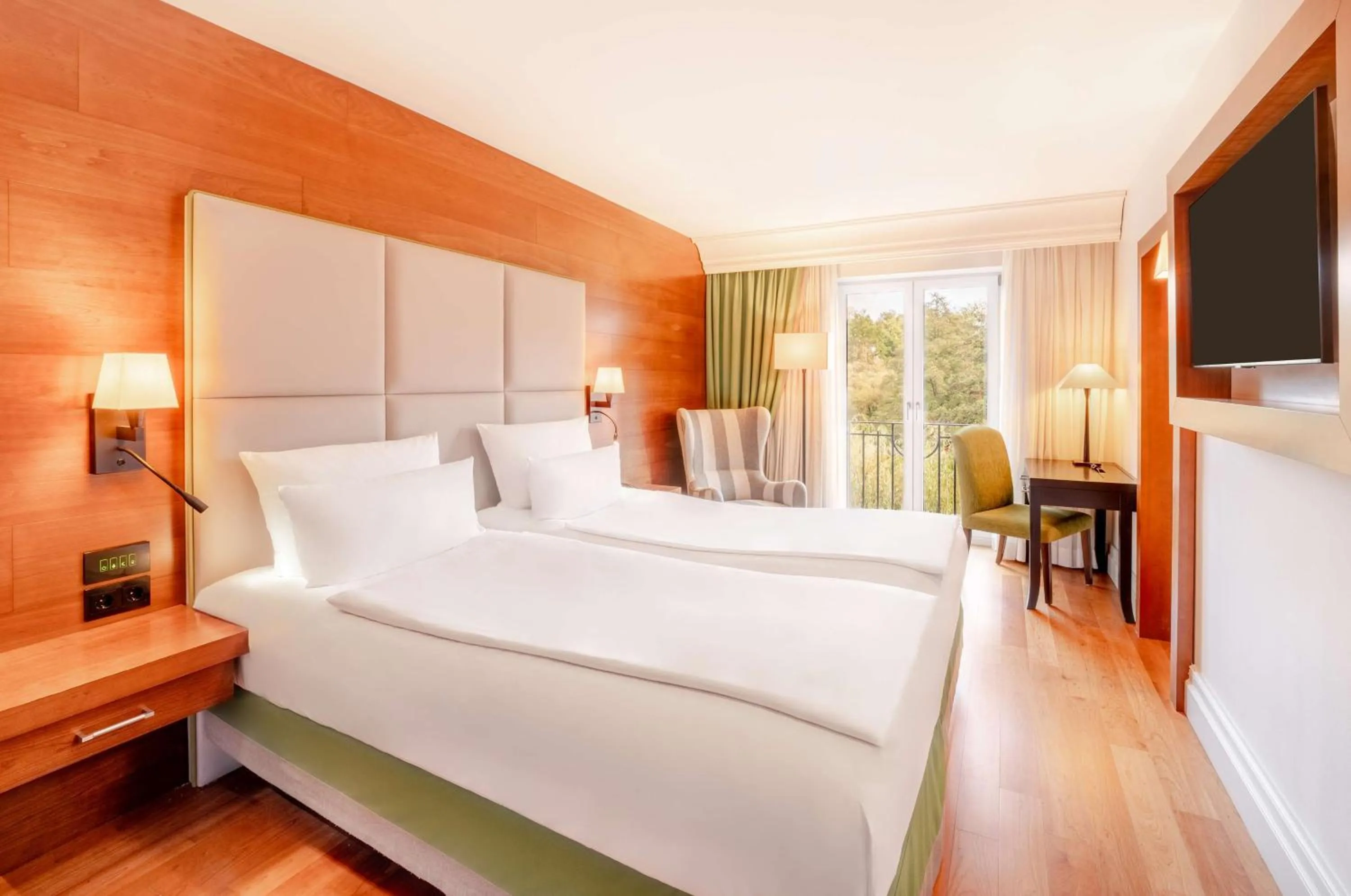 Executive Twin Room with Lake View in Hilton Frankfurt Gravenbruch