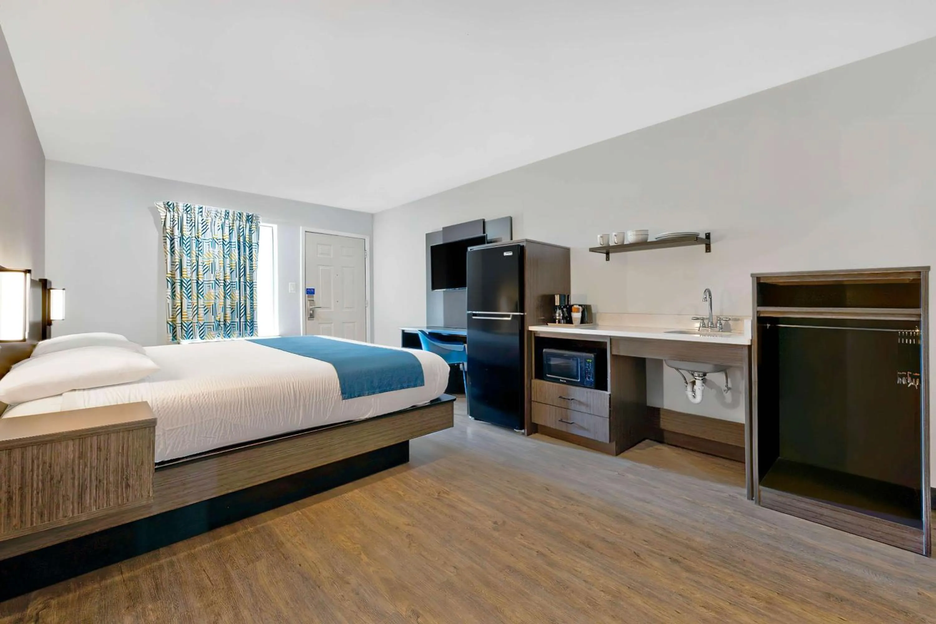 Queen Room - single occupancy - Disability Access - Non-Smoking in Studio 6 Waco TX - Downtown - Baylor