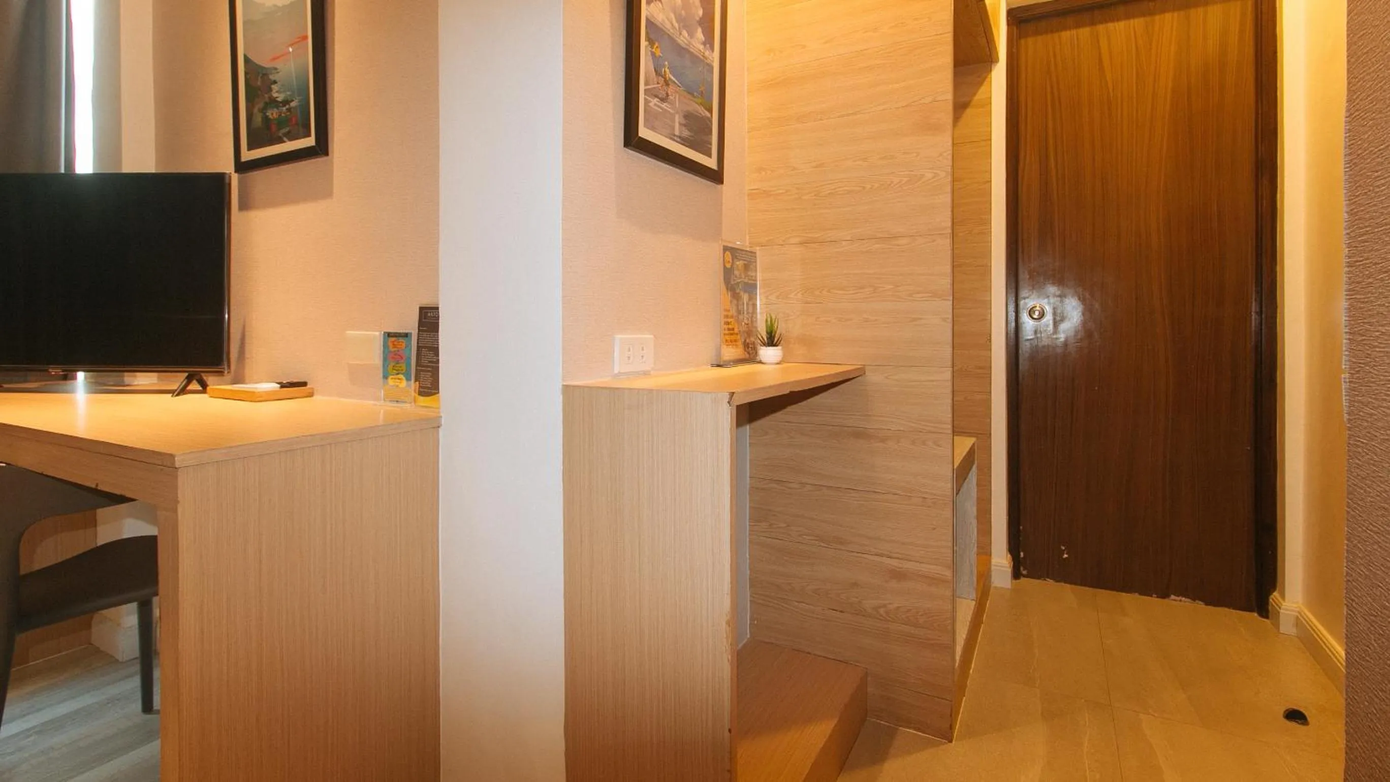 Twin Room in RedDoorz at Antons Loft Designer Resort Pansol Calamba Laguna