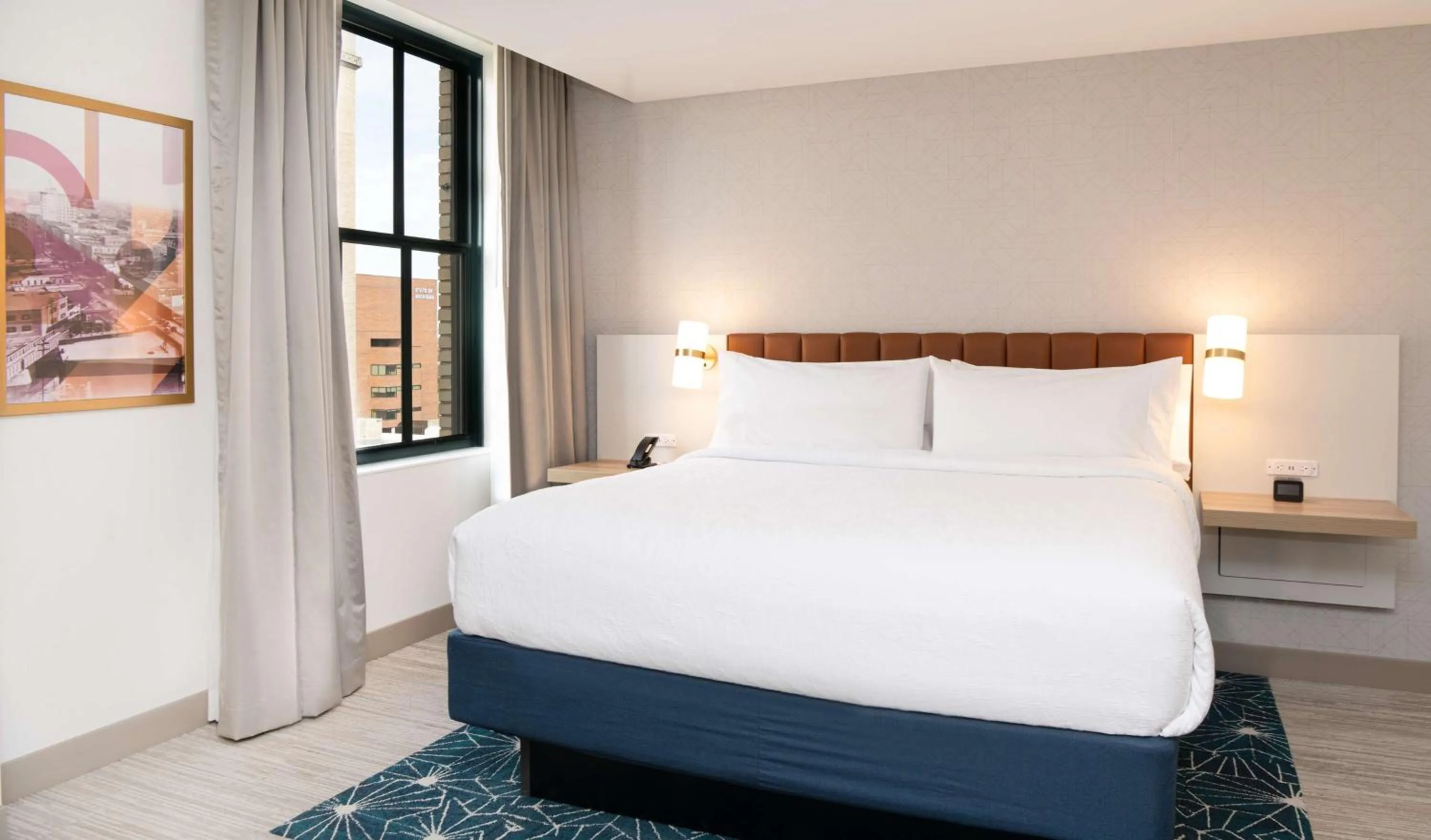 King Room with Roll-In Shower - Mobility Access in Hilton Garden Inn Flint Downtown