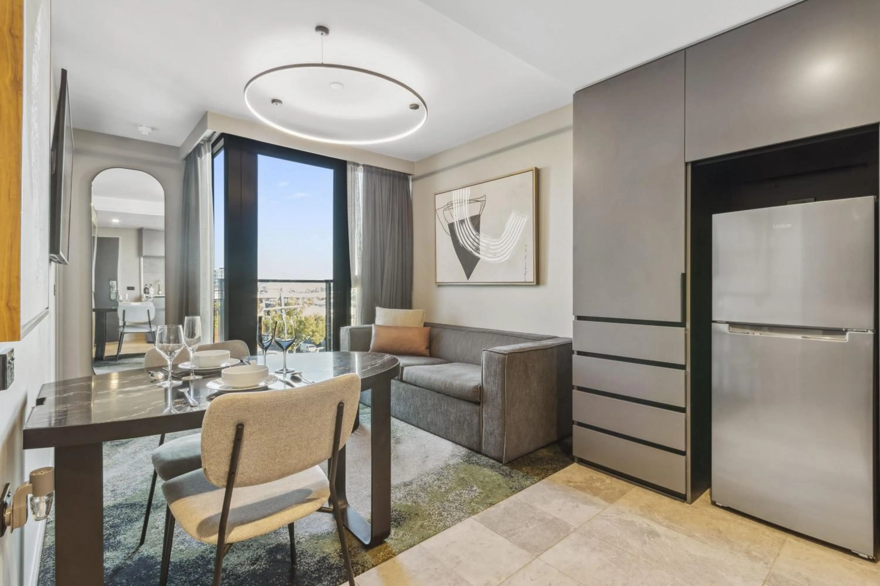 One-Bedroom Apartment with King Bed in Melbourne City Apartment Hotel