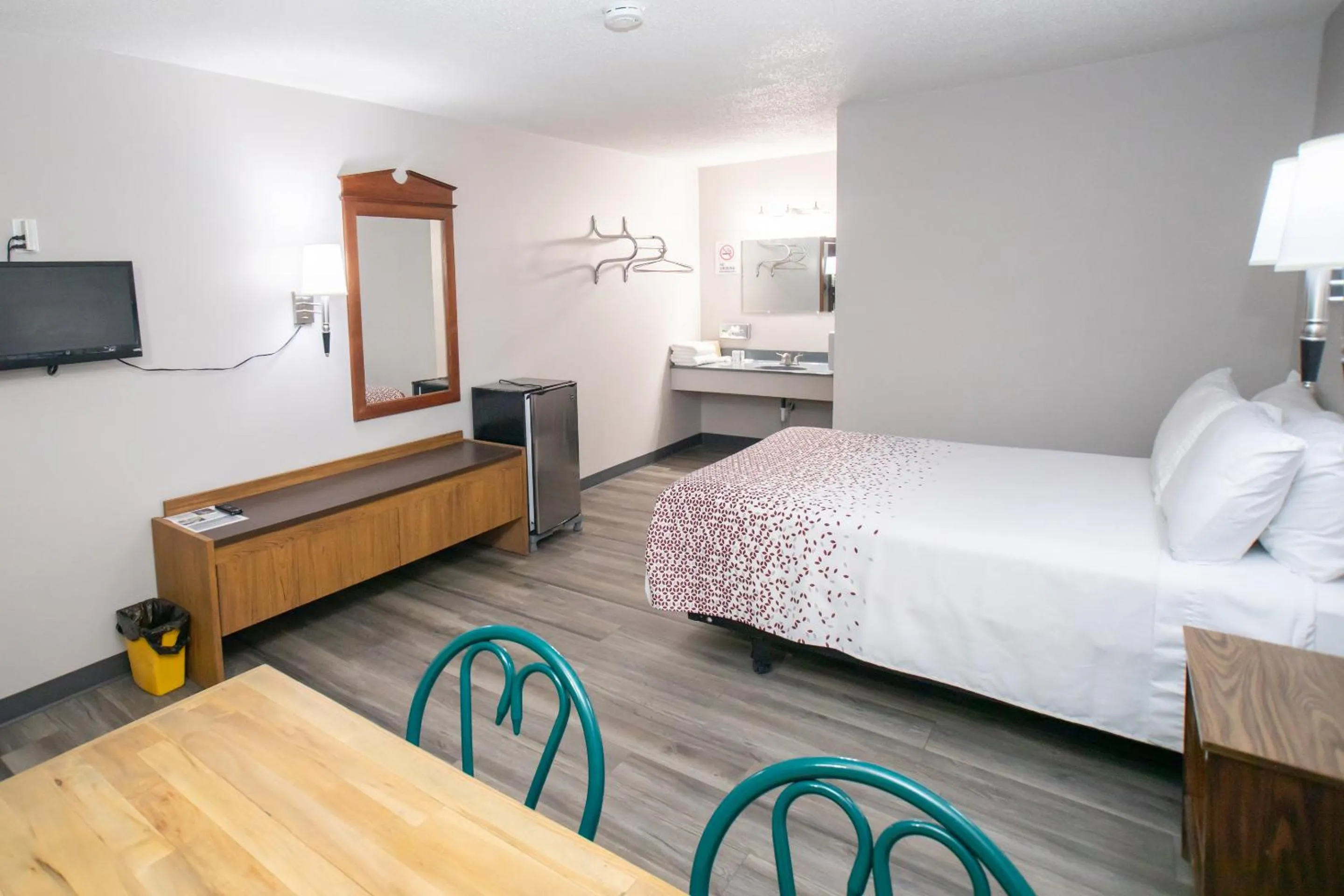 Deluxe Queen Suite in Shady Rest Motel