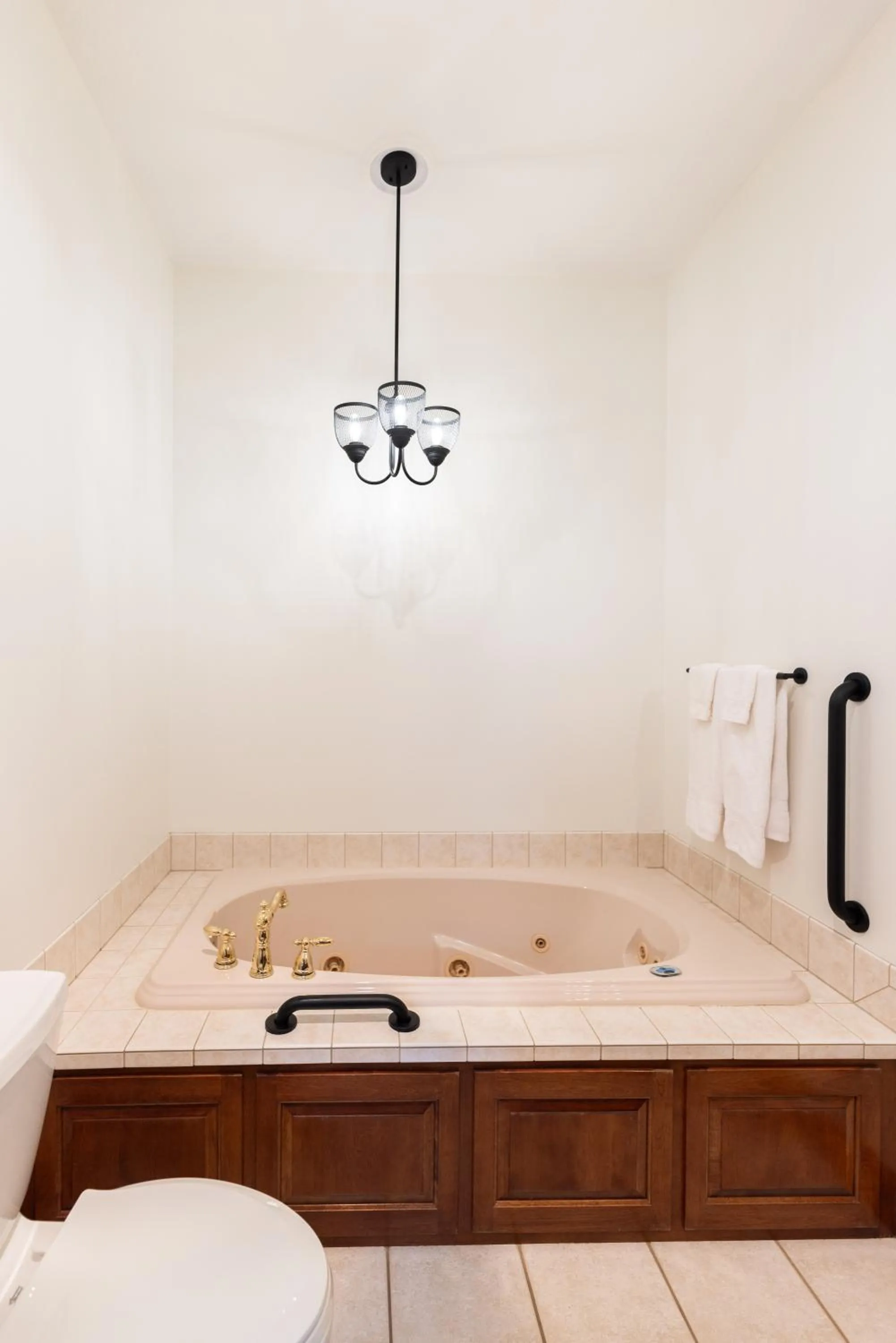 Deluxe King Room in Hillside Villa Ohio