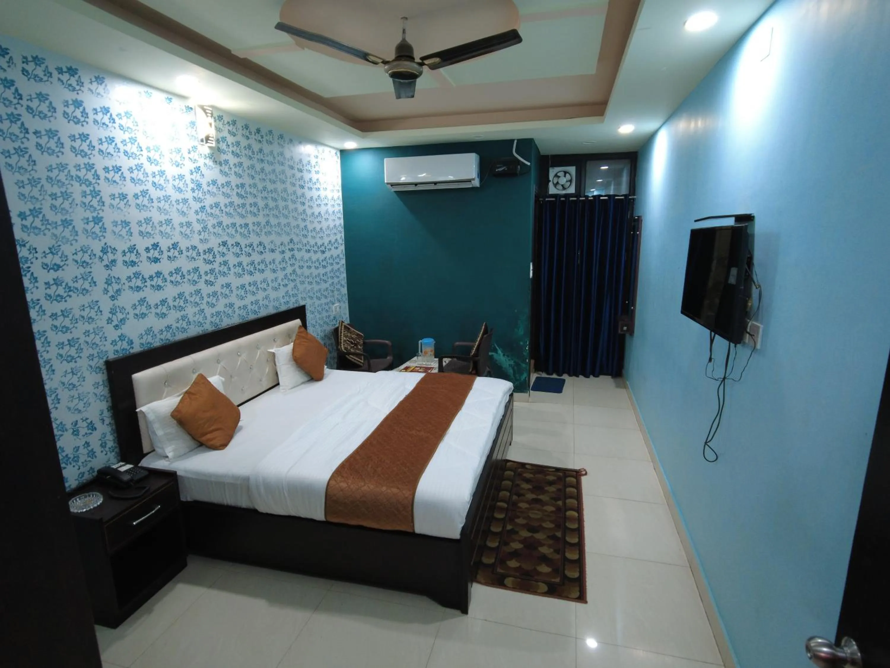 Deluxe King Room in Hotel Dev Bhoomi Inn