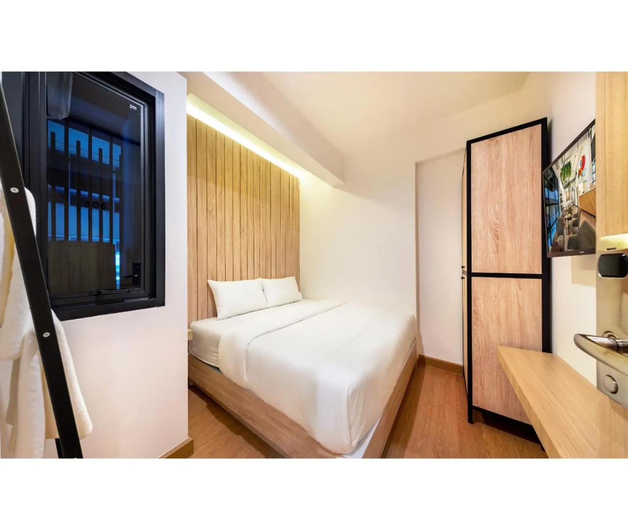 Deluxe King Room with Shared Bathroom in Siam Subway Hostel and Café