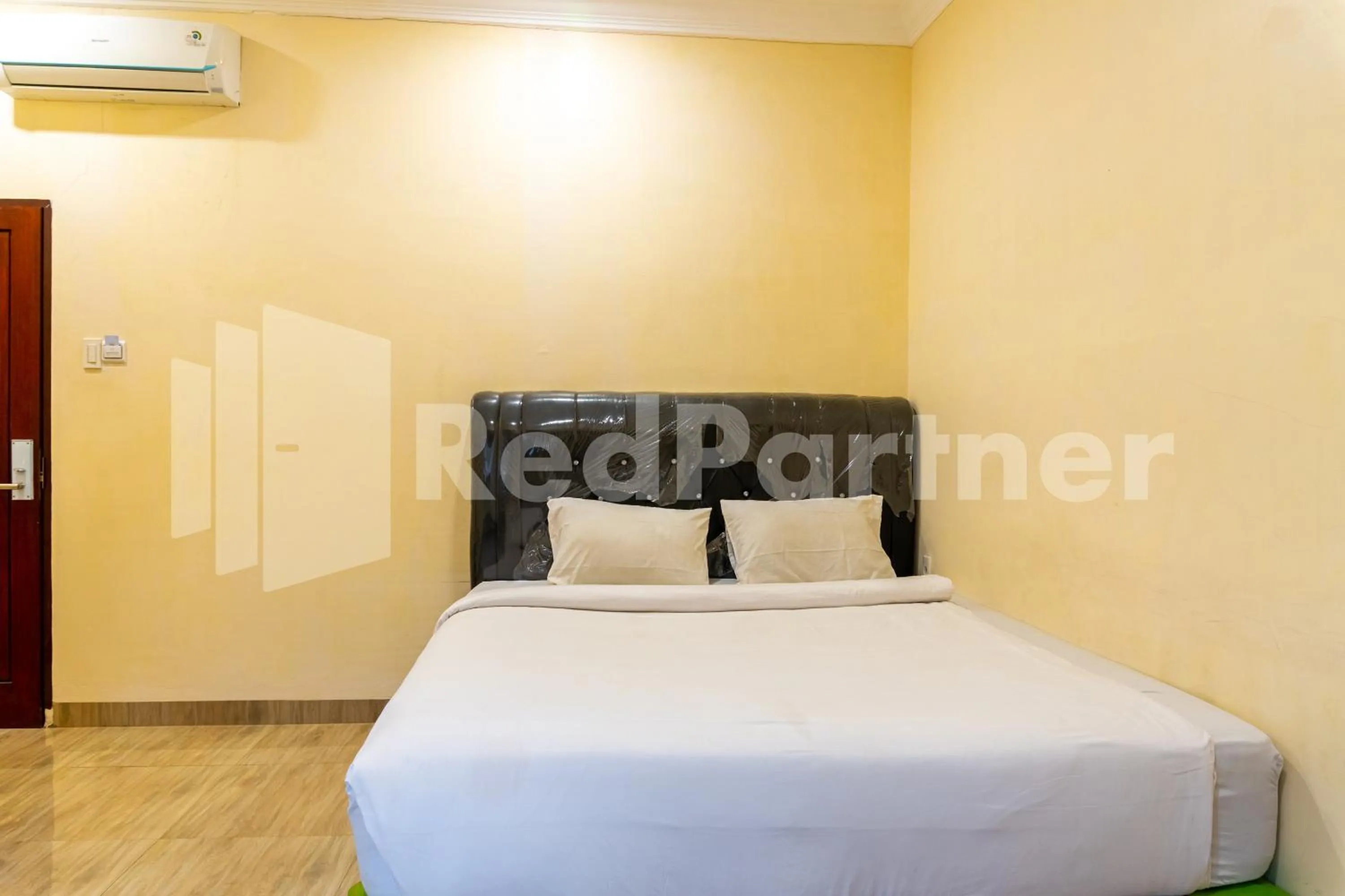 Deluxe Double Room in Adam Malik Guesthouse near Regale ICC Medan Mitra RedDoorz