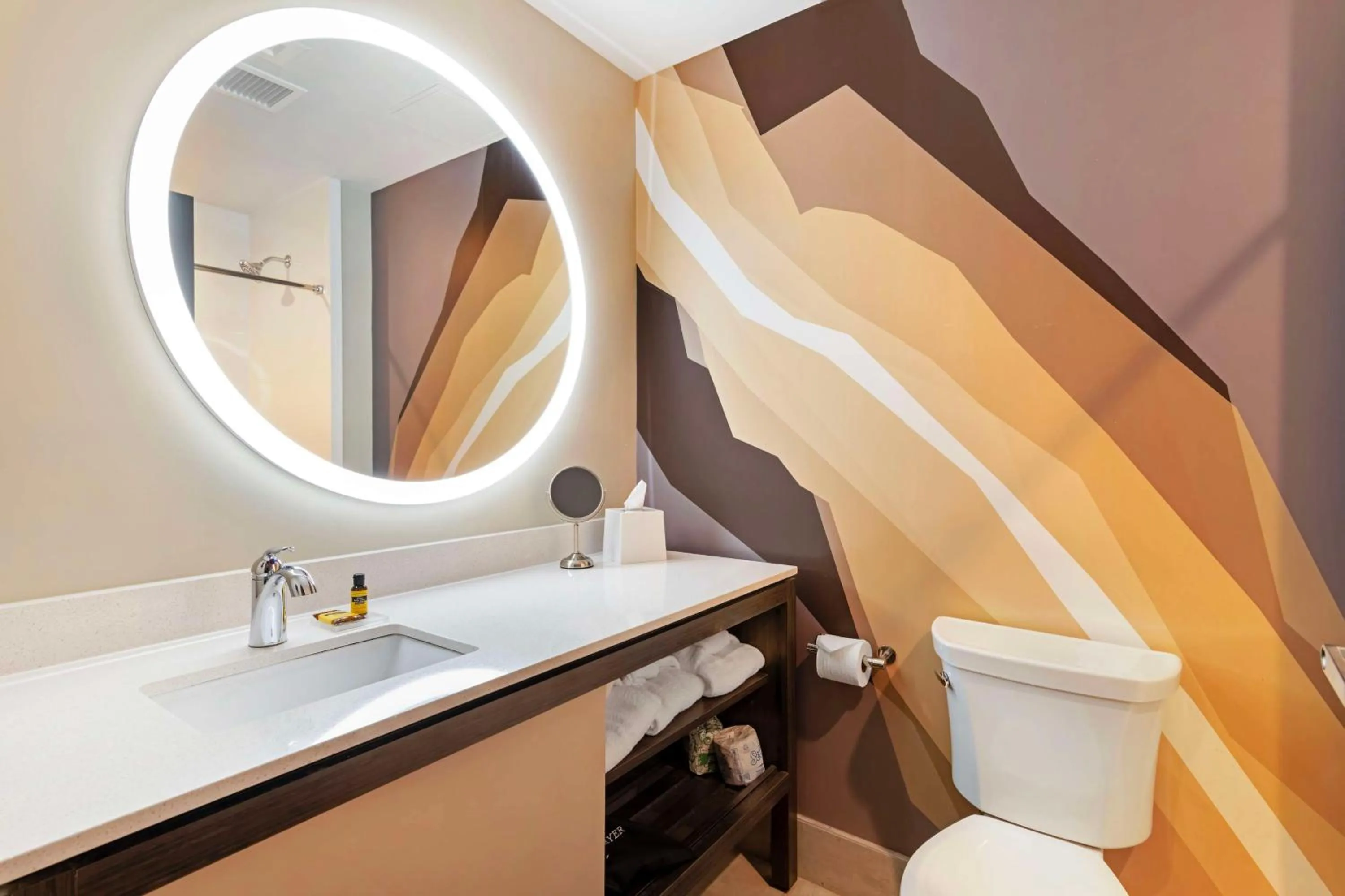 King Suite with Sofa Bed and View - Disability Access in Best Western Plus Executive Residency Rigby's Water World Hotel