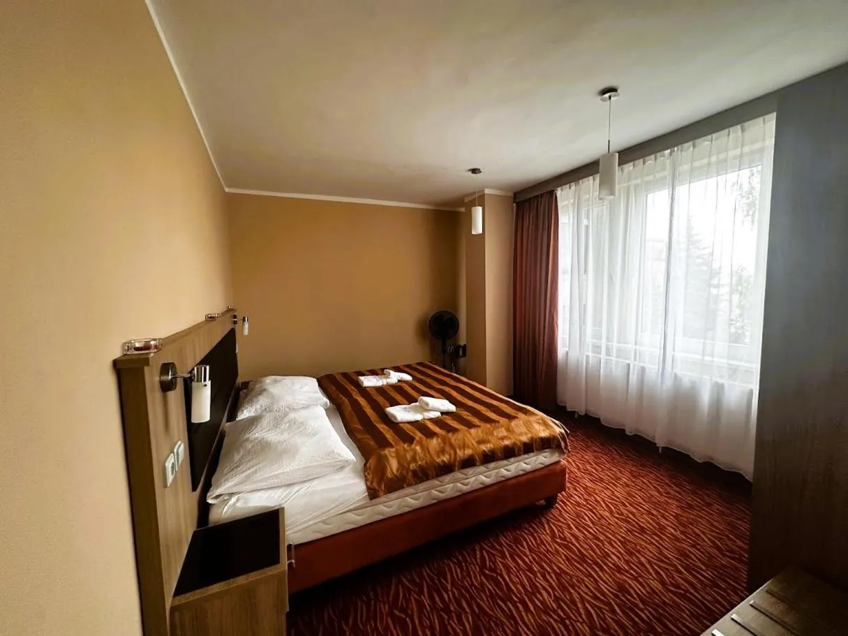 Twin Room with Extra Bed in Hotel Opera