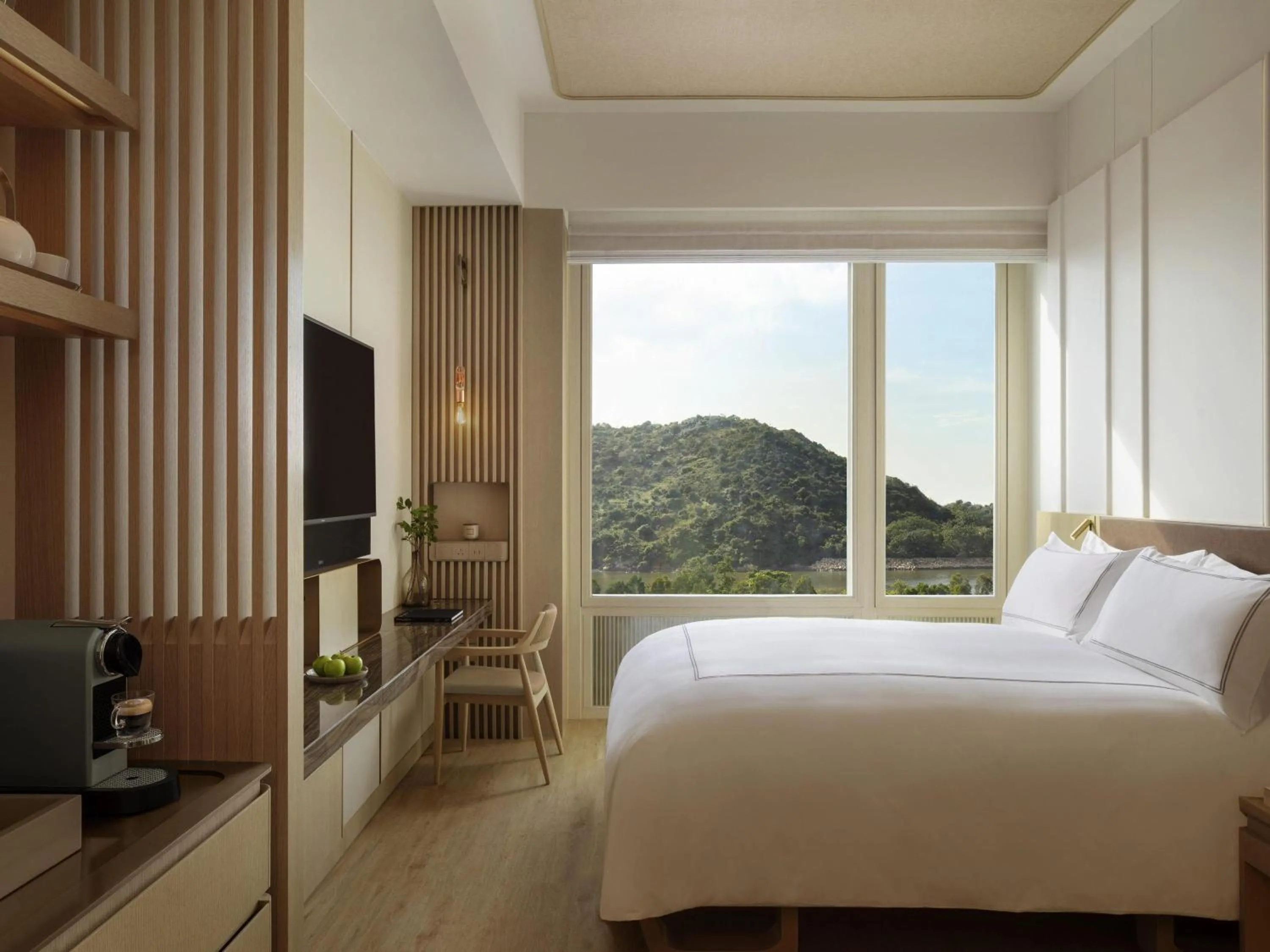 Classic Room - 1 Queen Size Bed, Urban Oasis view in The Silveri Hotel Hong Kong - MGallery Collection