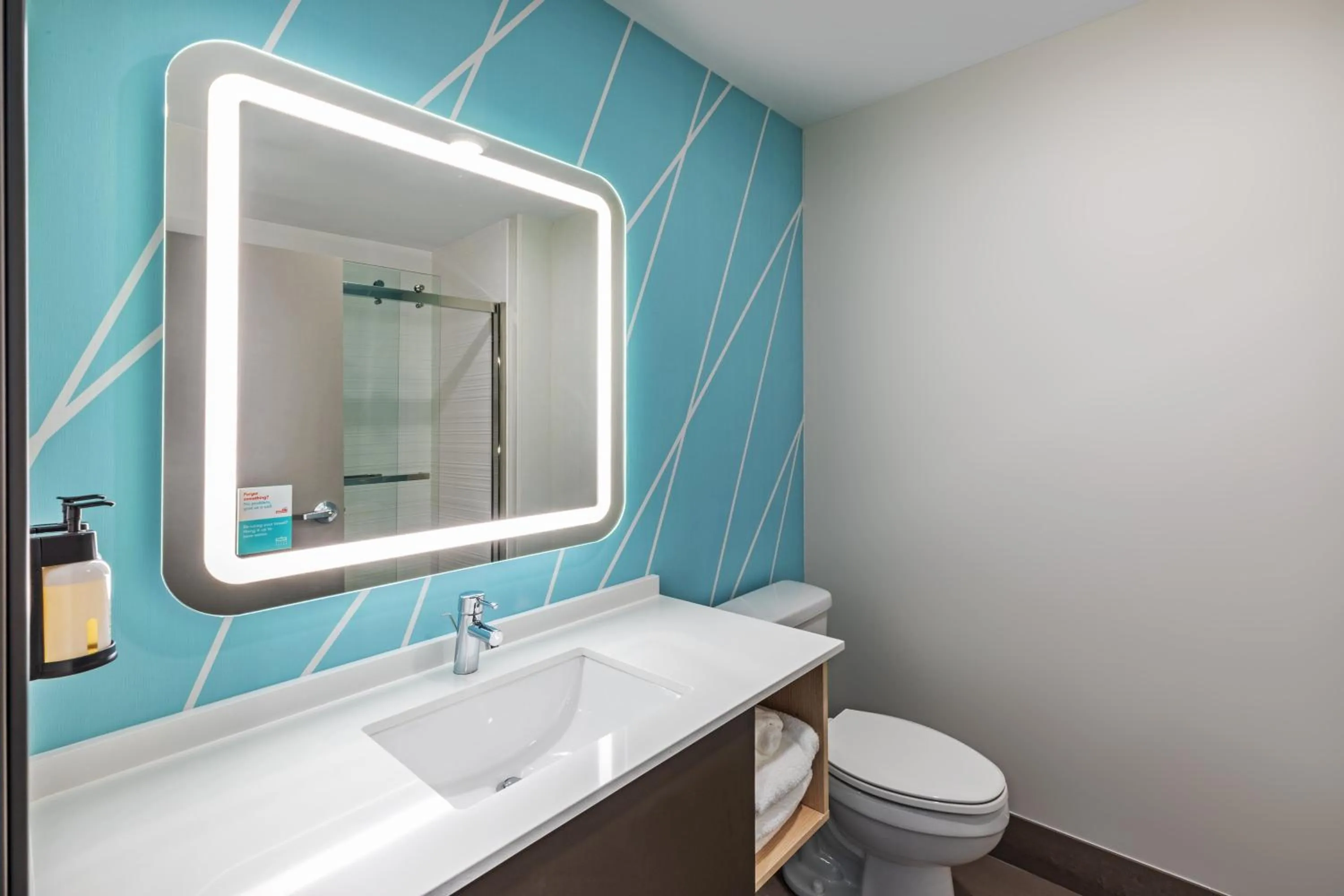 Standard King Room in avid hotel - Bentonville - Rogers by IHG