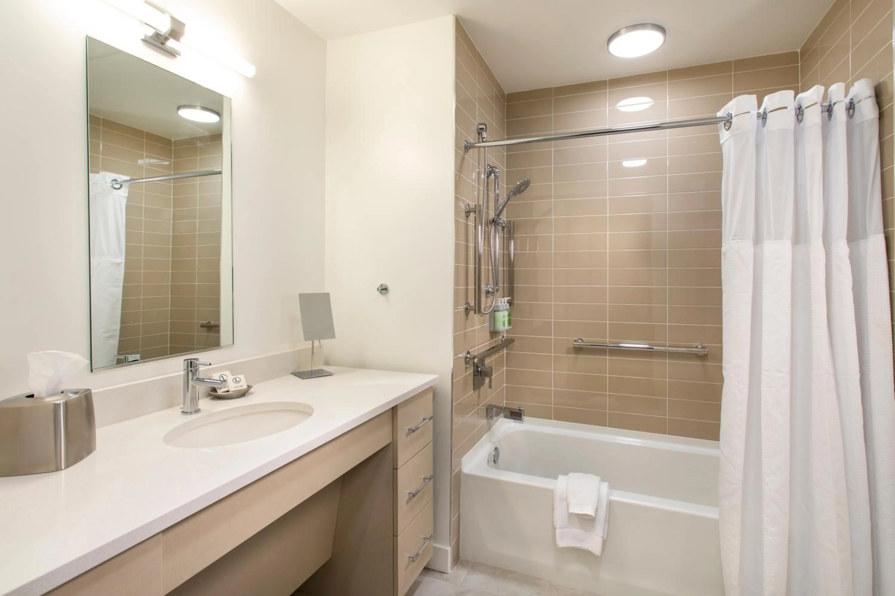 Queen Room - Disability Access in One Lakeside