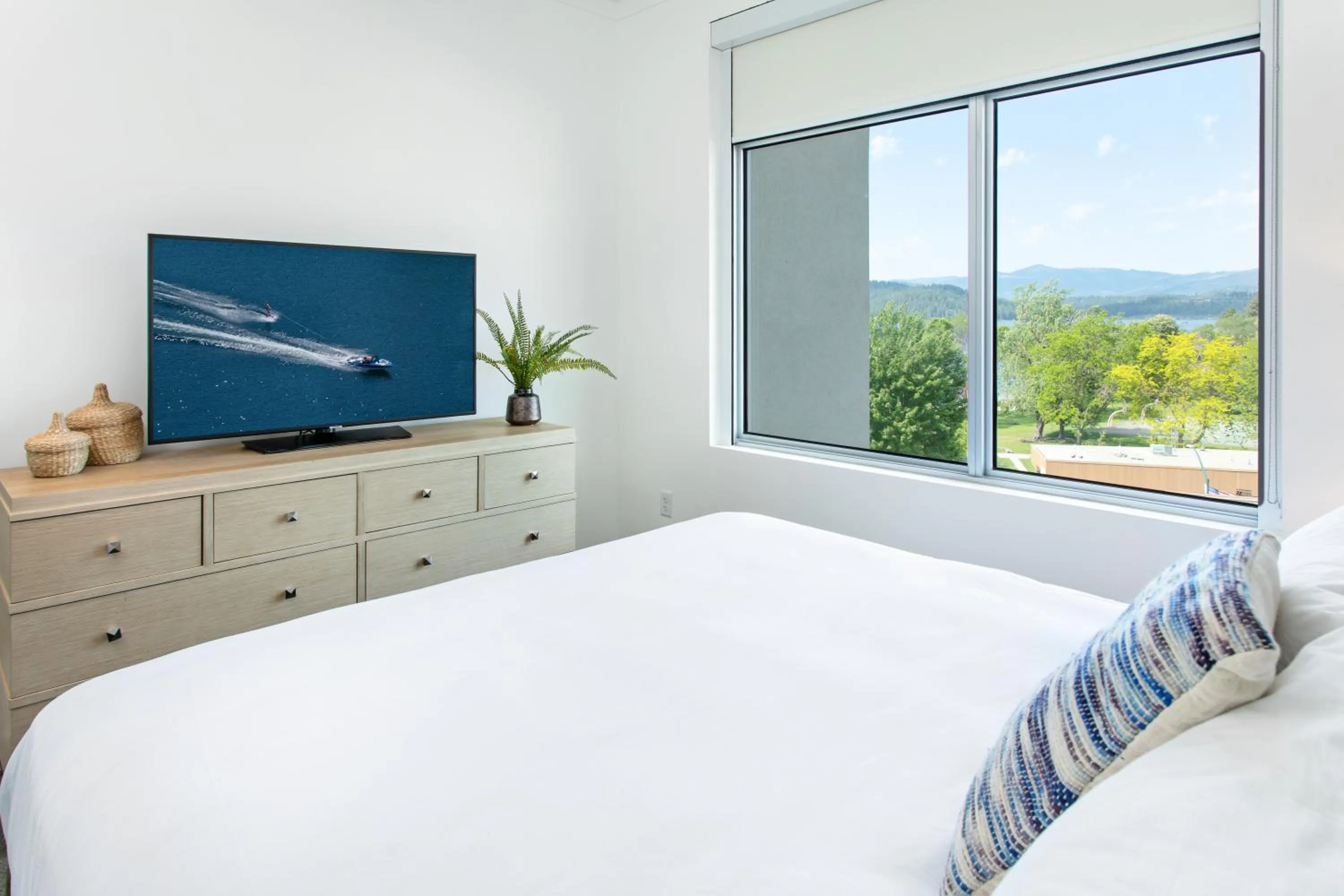 Suite with Partial Lake View  in One Lakeside