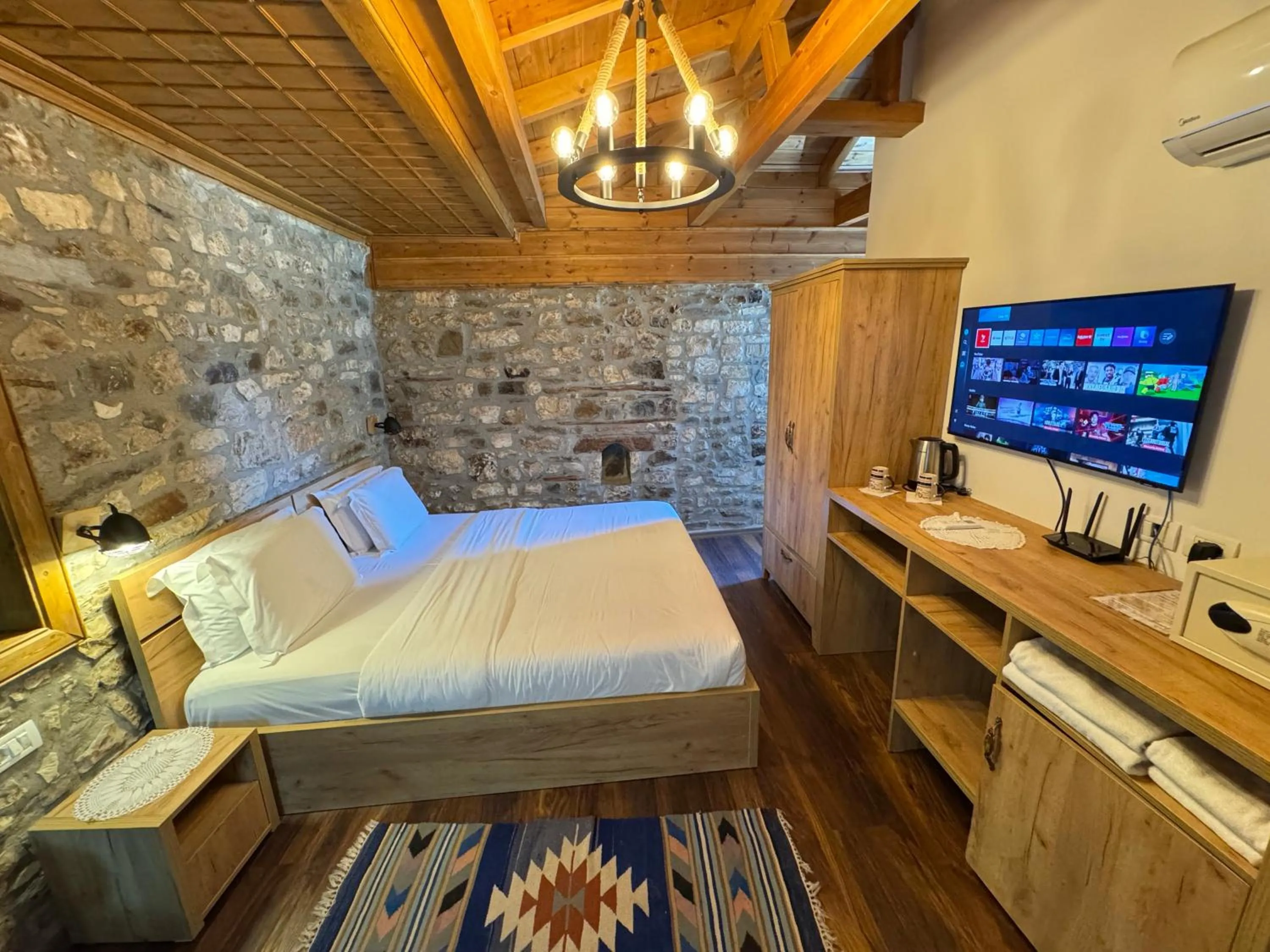 Deluxe King Room in HOTEL ANSEL