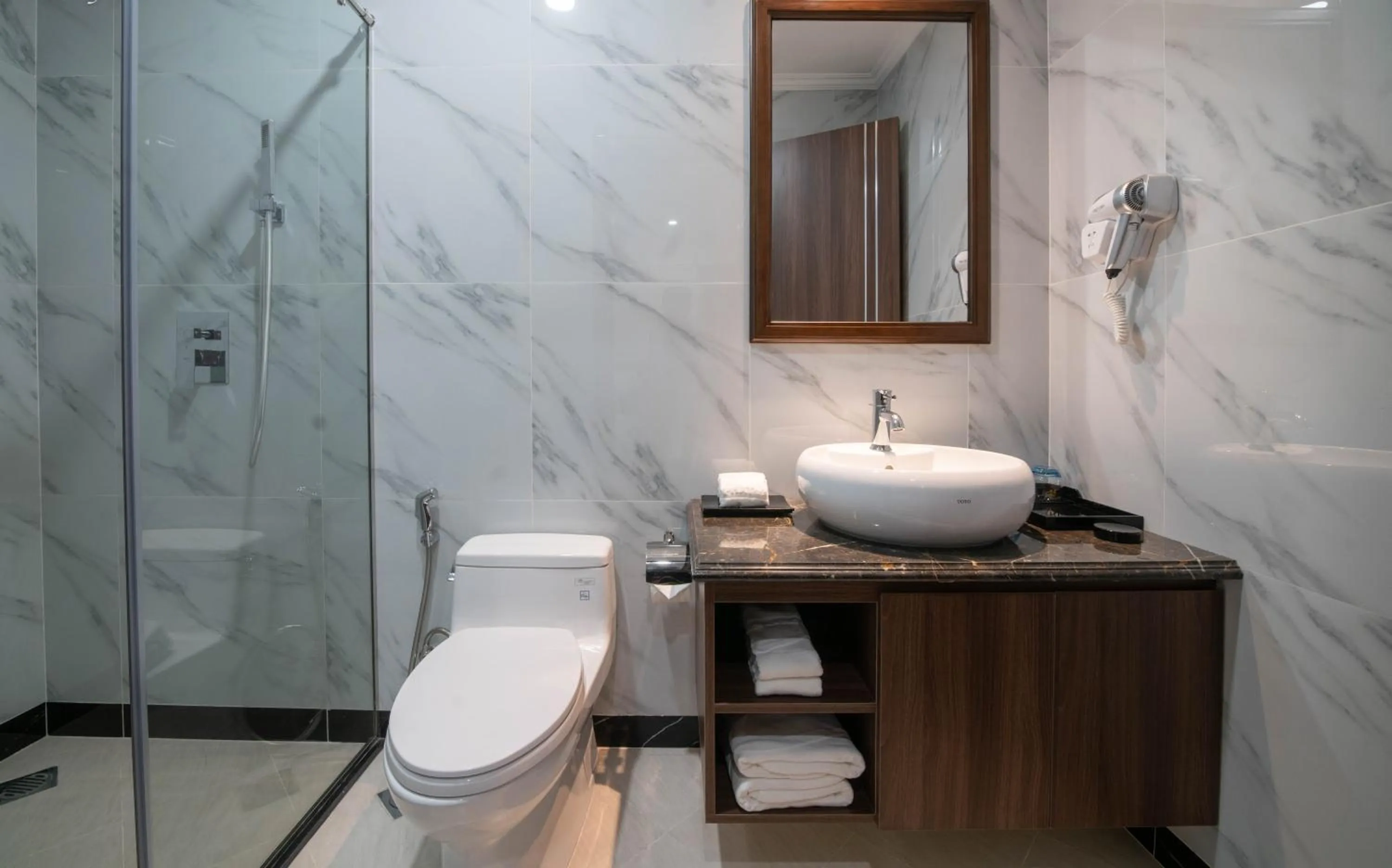 Standard Queen Room in Hillary Hanoi Hotel