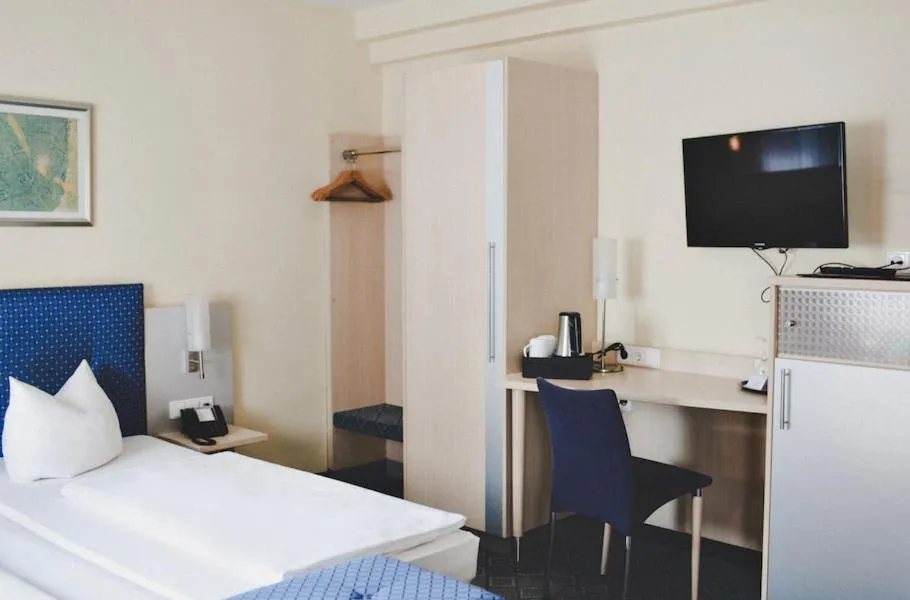 Single Room with Bathroom - single occupancy in Hotel Löwen-Seckenheim