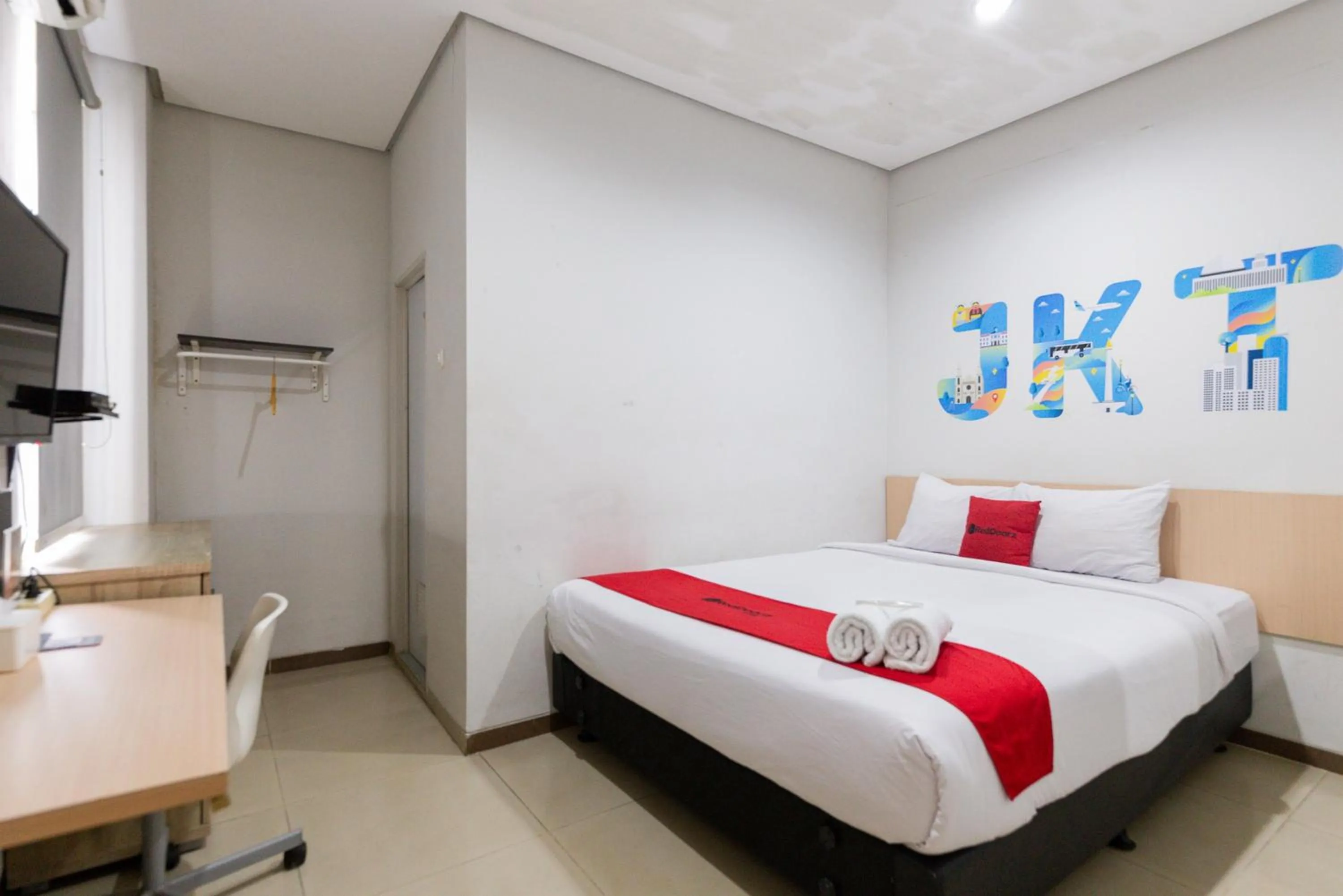Double Room in RedDoorz Plus Syariah near Mall Pondok Indah