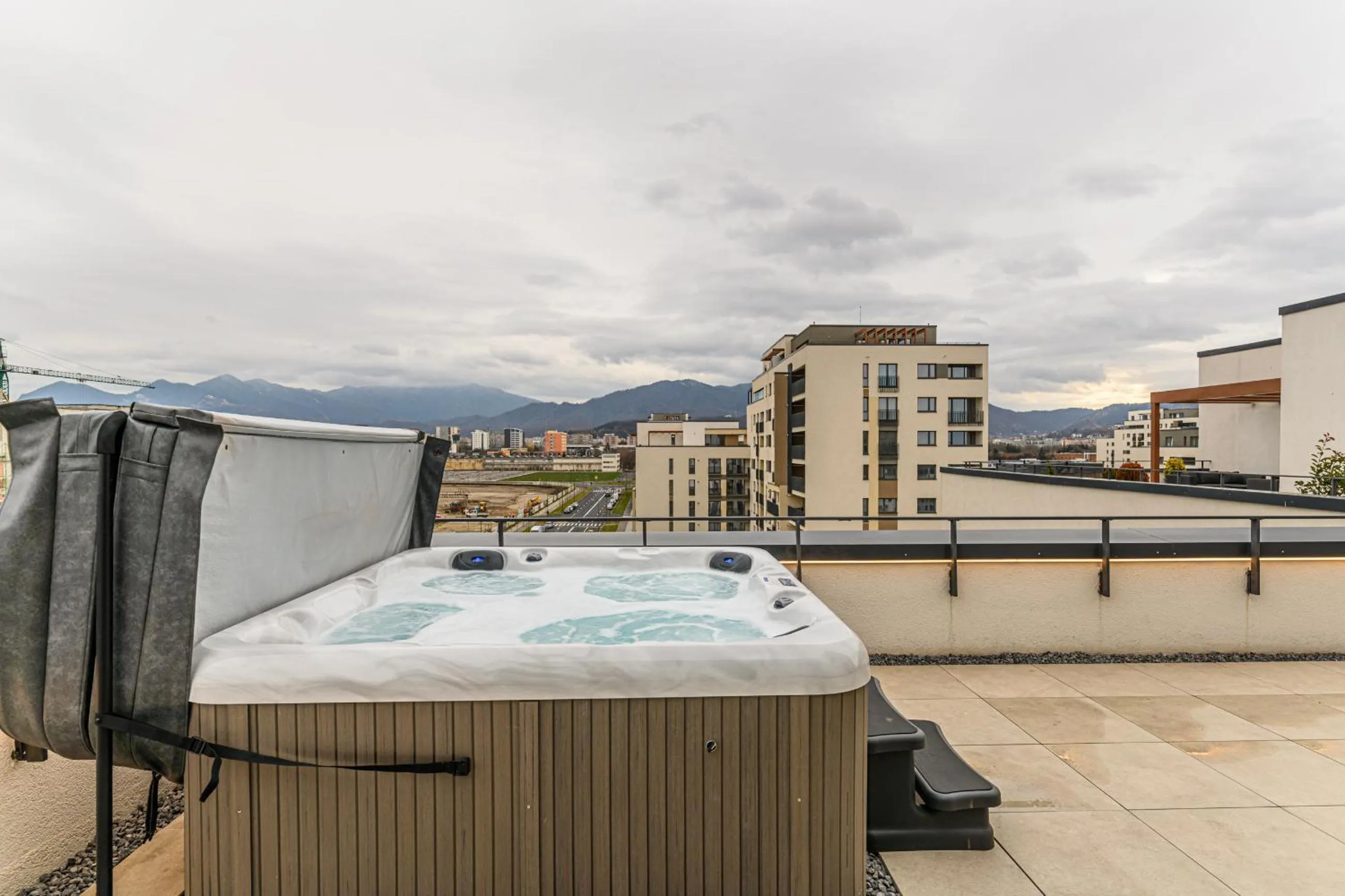 Penthouse Silver Apartment with Terrace and Jacuzzi in MK Apartments Brasov