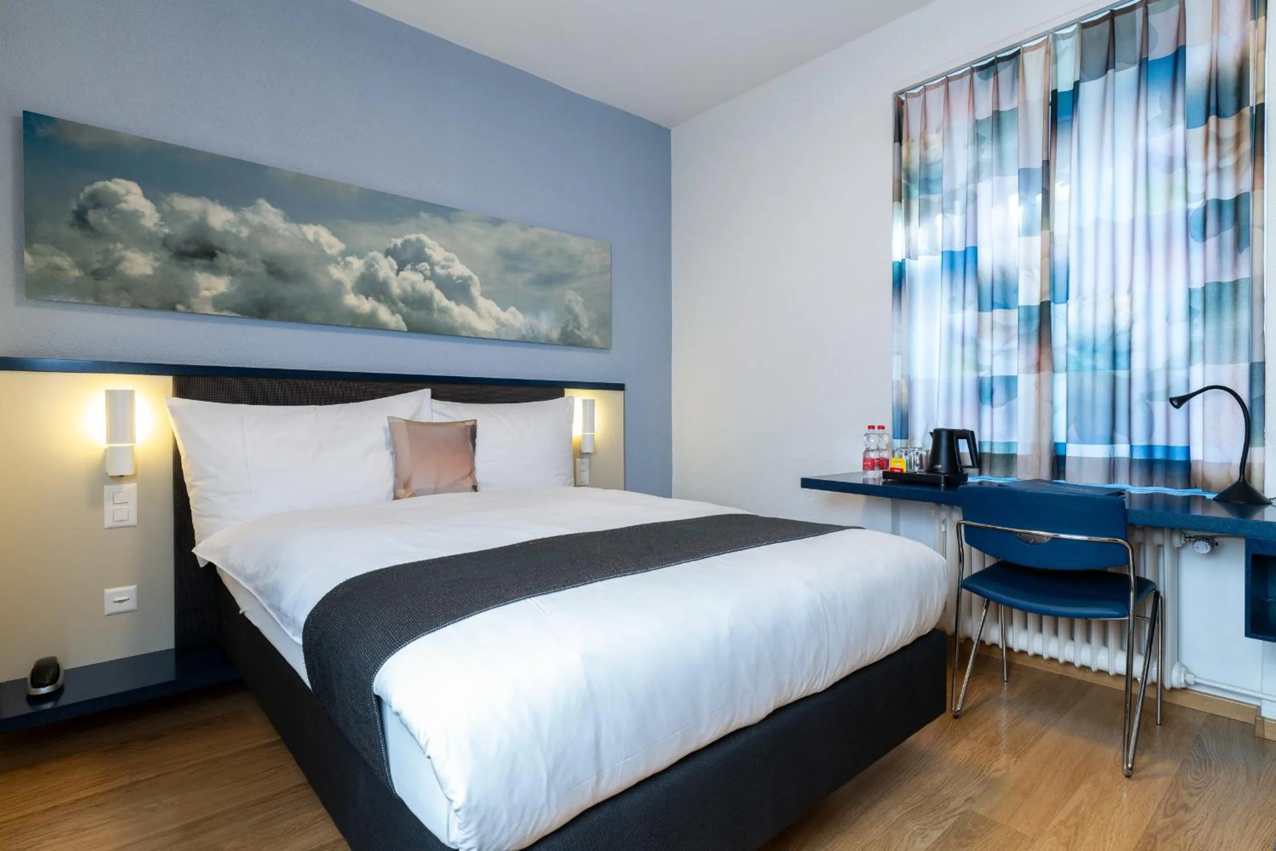 Small Budget Double Room in Hotel Bristol Zurich