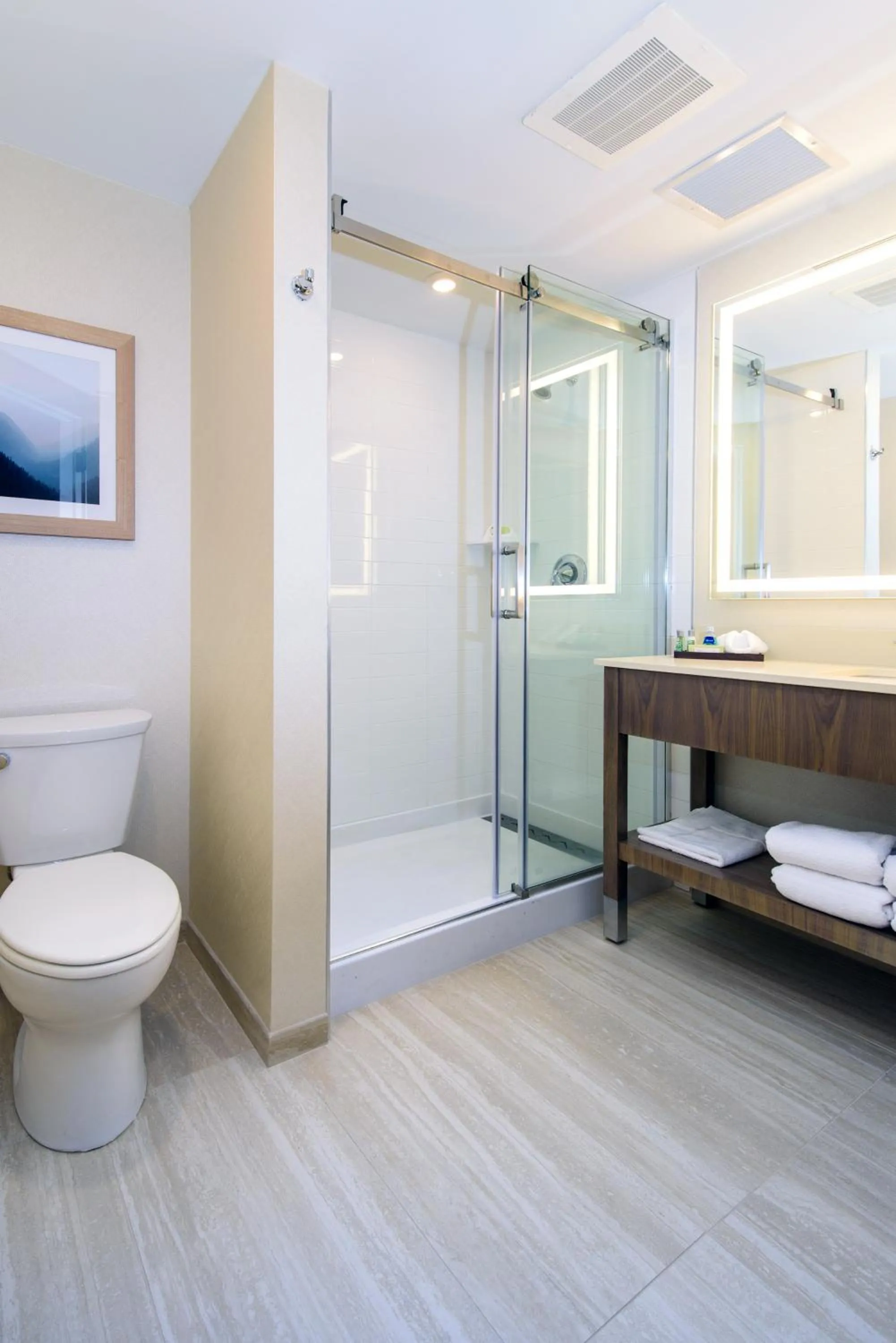 Deluxe Queen Room with Two Queen Beds – Smoking in Mohegan Pennsylvania Casino Resort - Adults Only