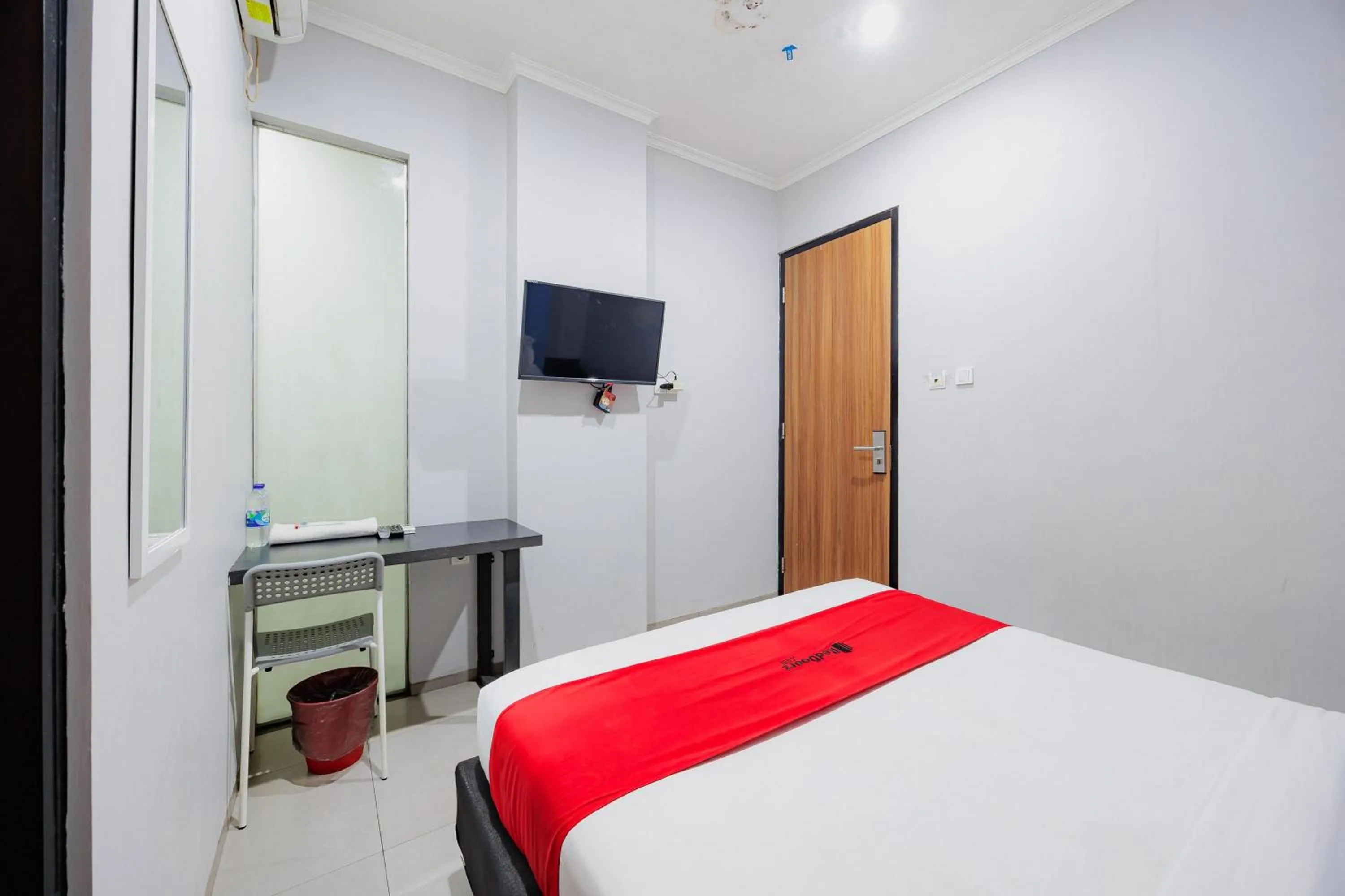 Double Room in RedDoorz Plus near Radio Dalam 3