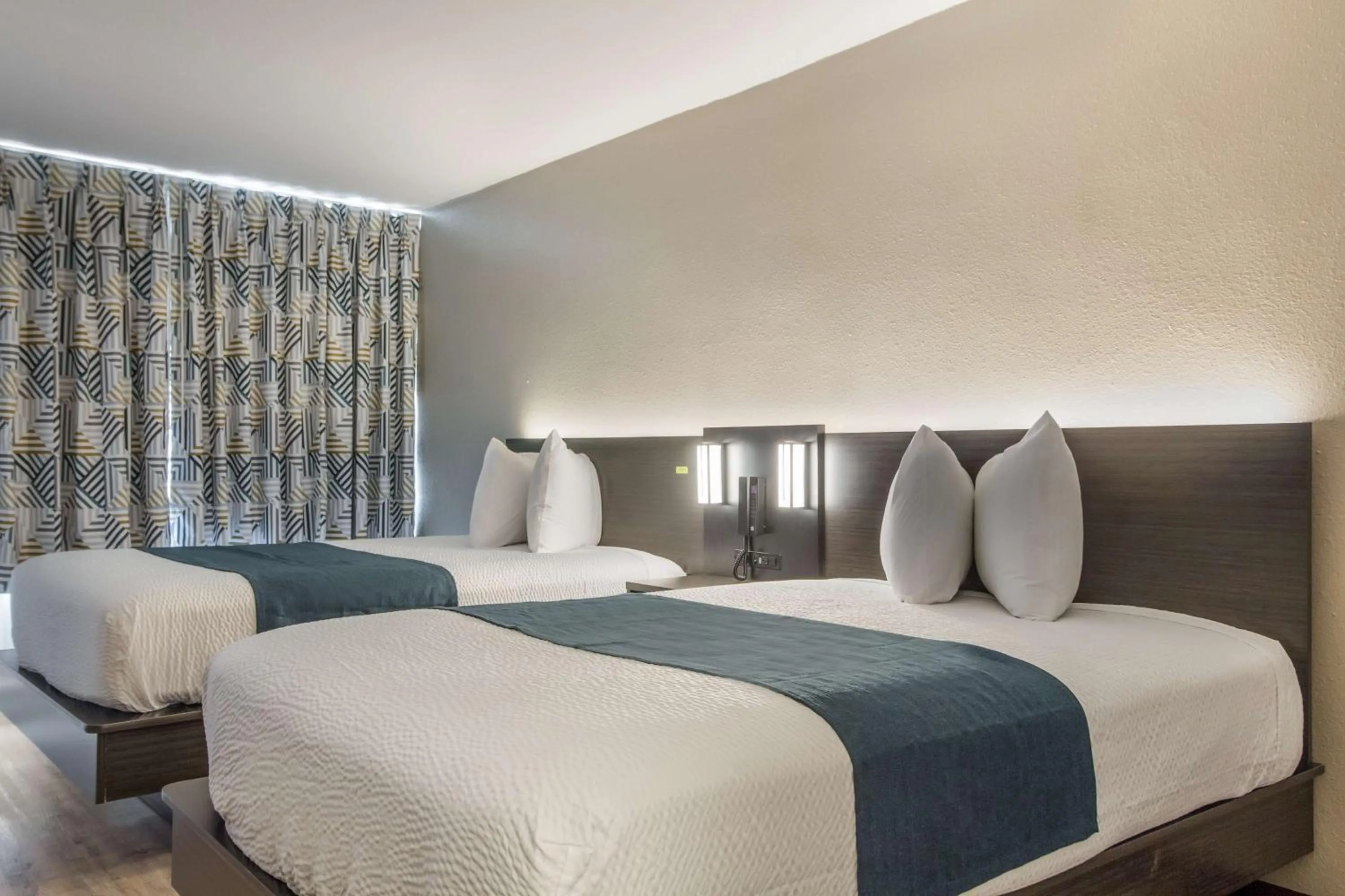 Deluxe Quadruple Room in Motel 6 Groves, Tx