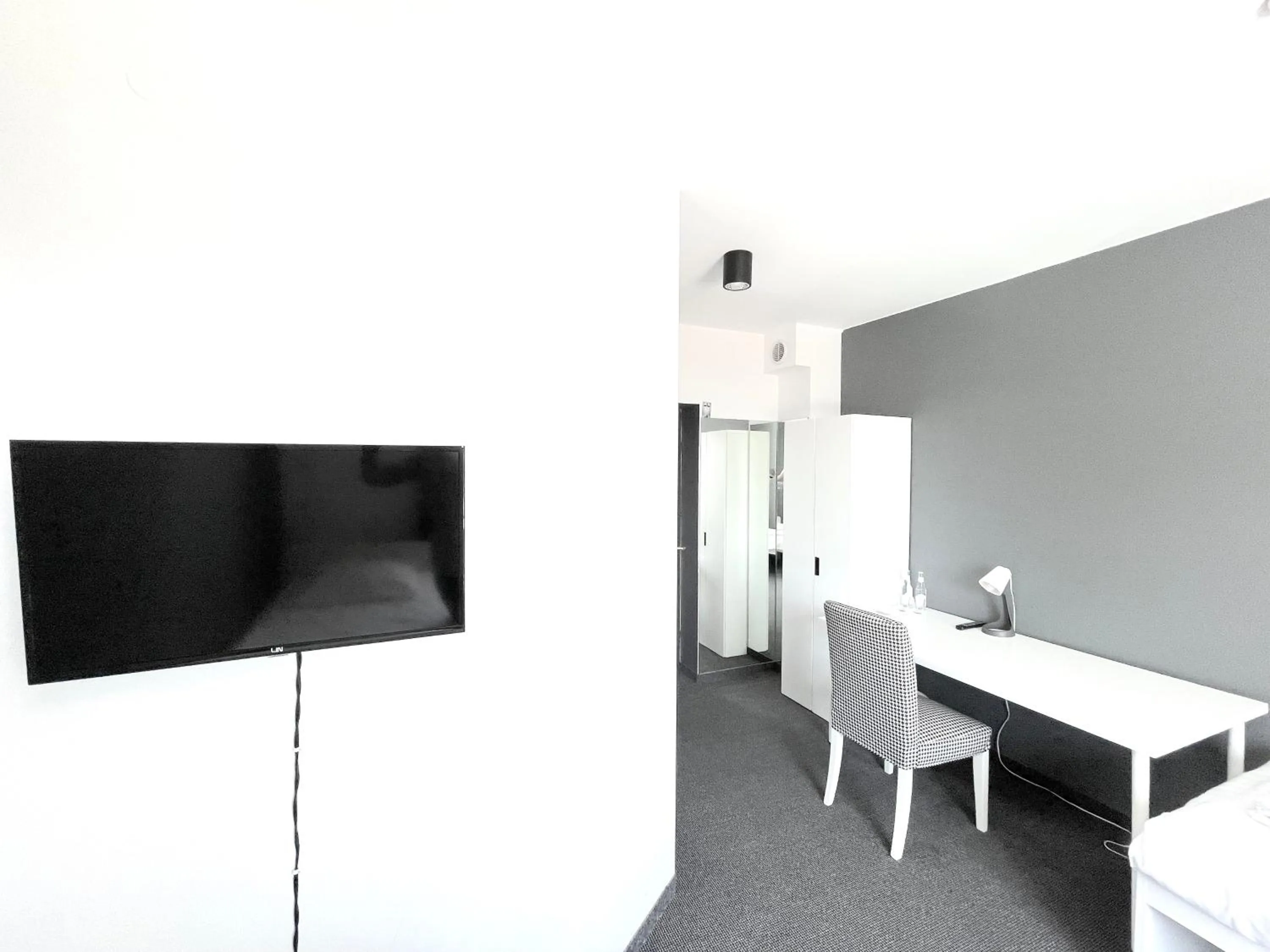 Large Twin Room in Bell's Hotel