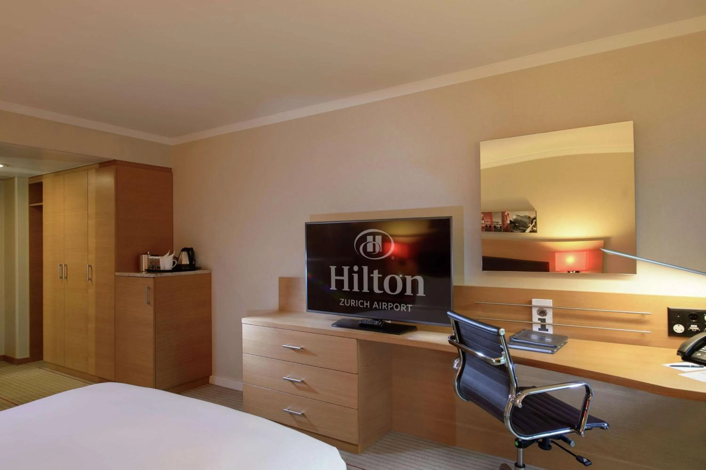 Deluxe Queen Room in Hilton Zurich Airport