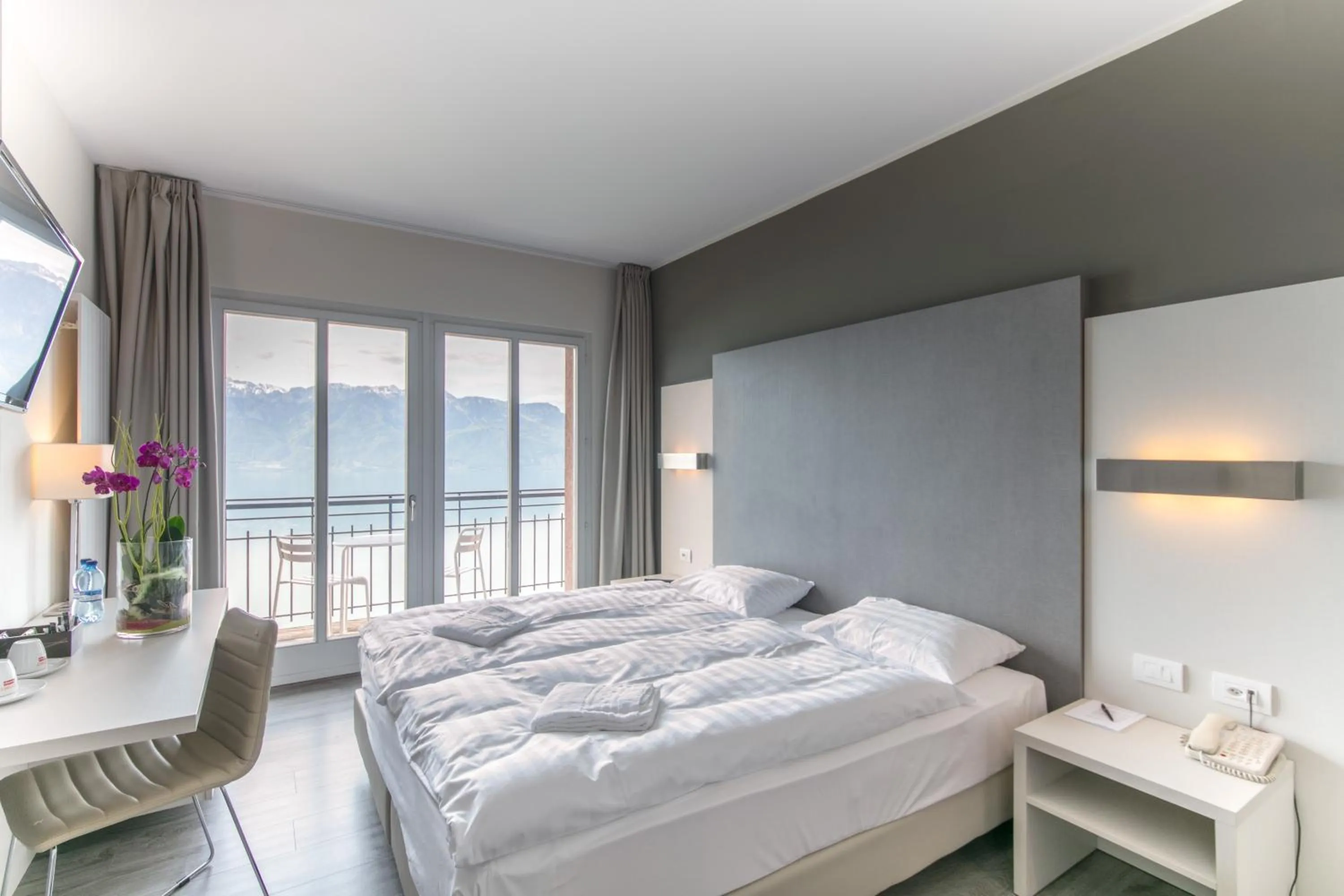 Double Room with Balcony and Lake View in Hôtel Prealpina