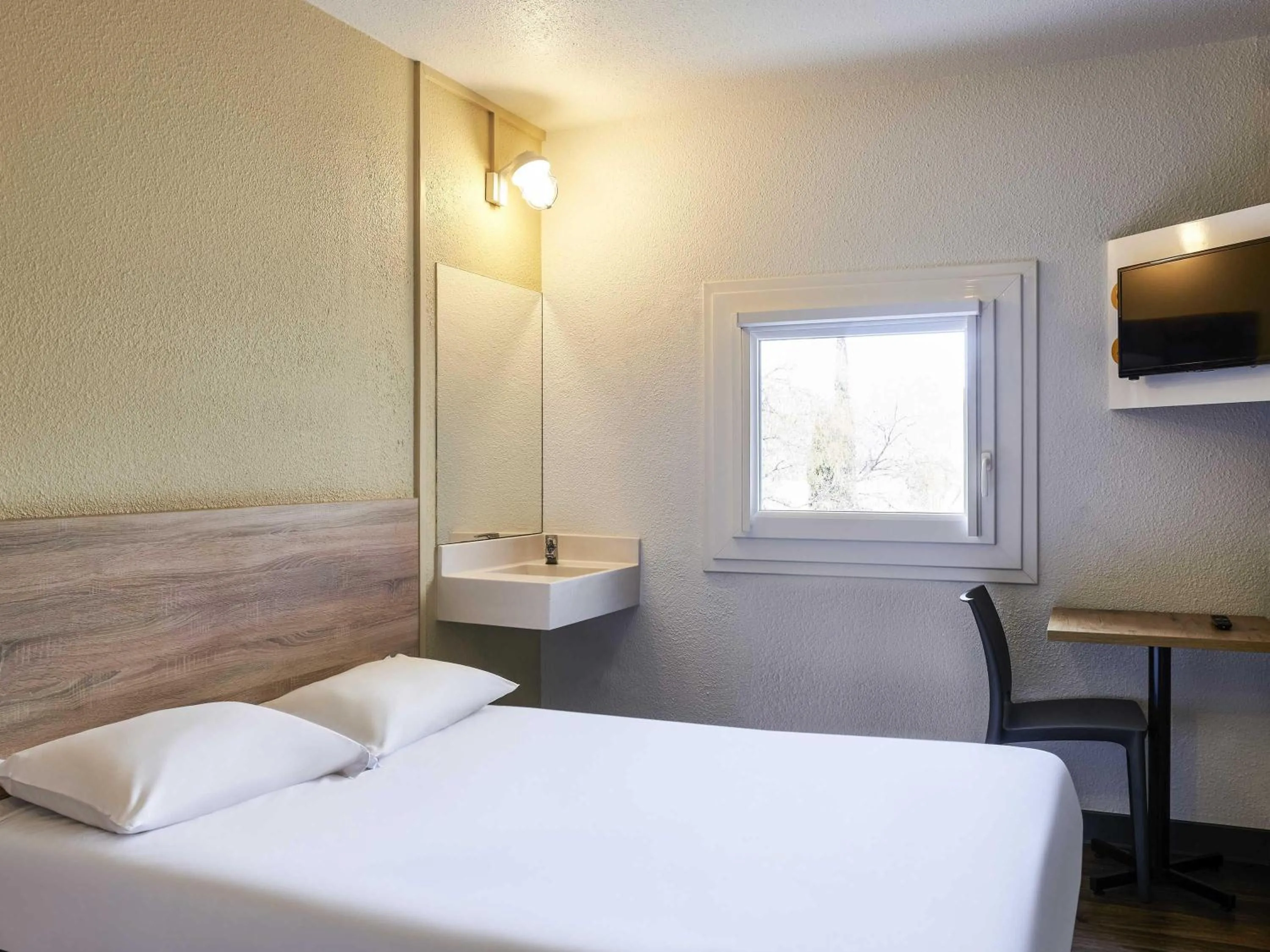 Tandem Room with Shared Bathroom in hotelF1 Paris Villemomble