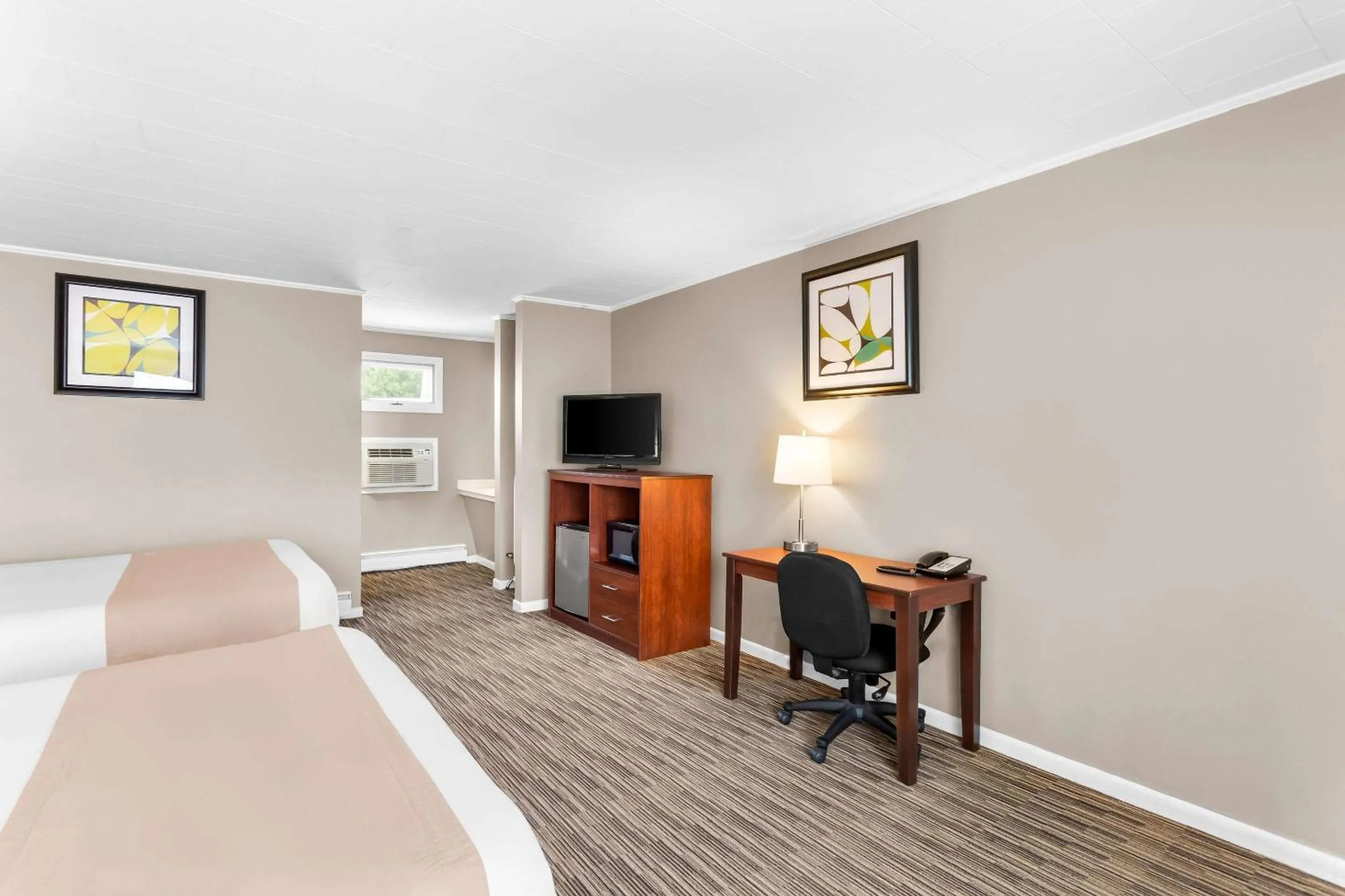 Queen Room with Two Queen Beds - Top Floor/Non Smoking in Rodeway Inn Gorham Riverside