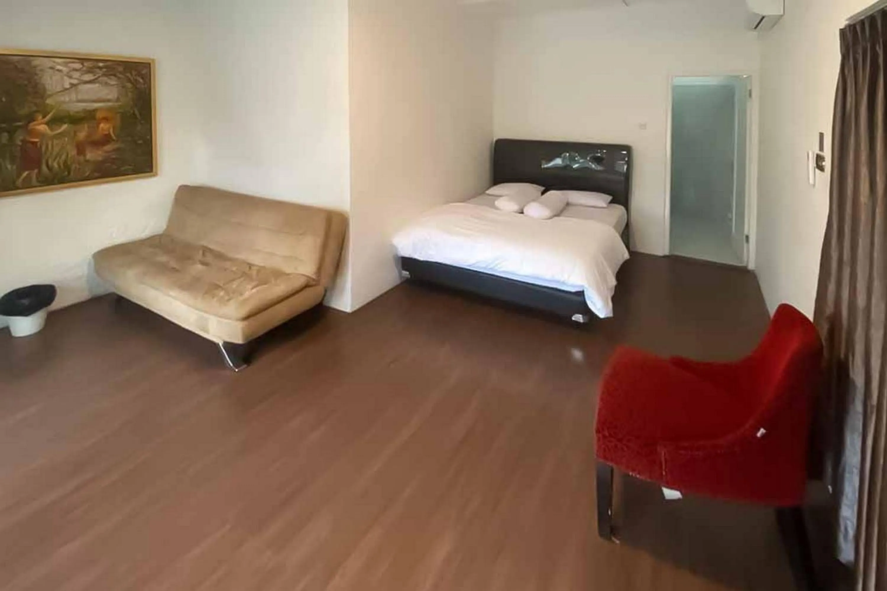 Deluxe Room in RedDoorz Plus @ Megamendung Puncak 2