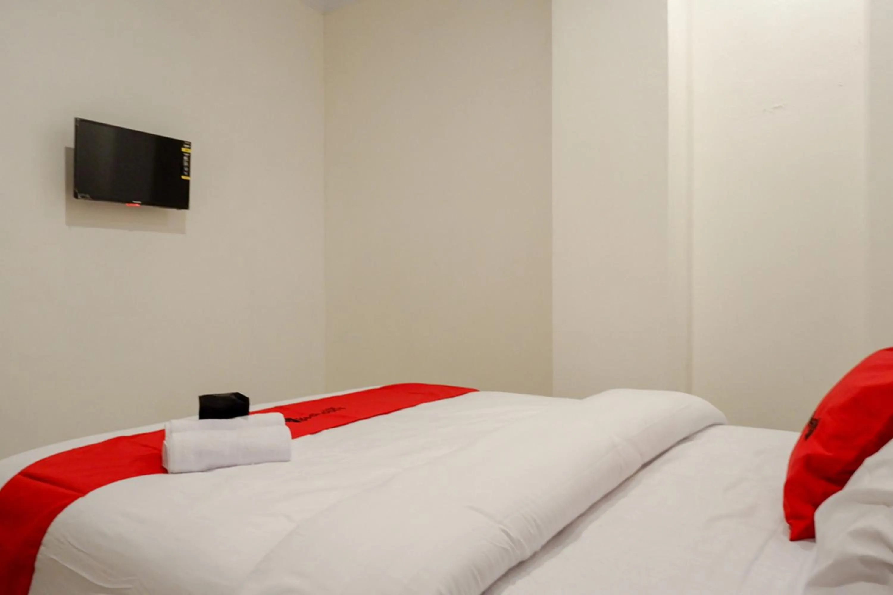 Double Room in RedDoorz @ Jalan Wonosari KM.9