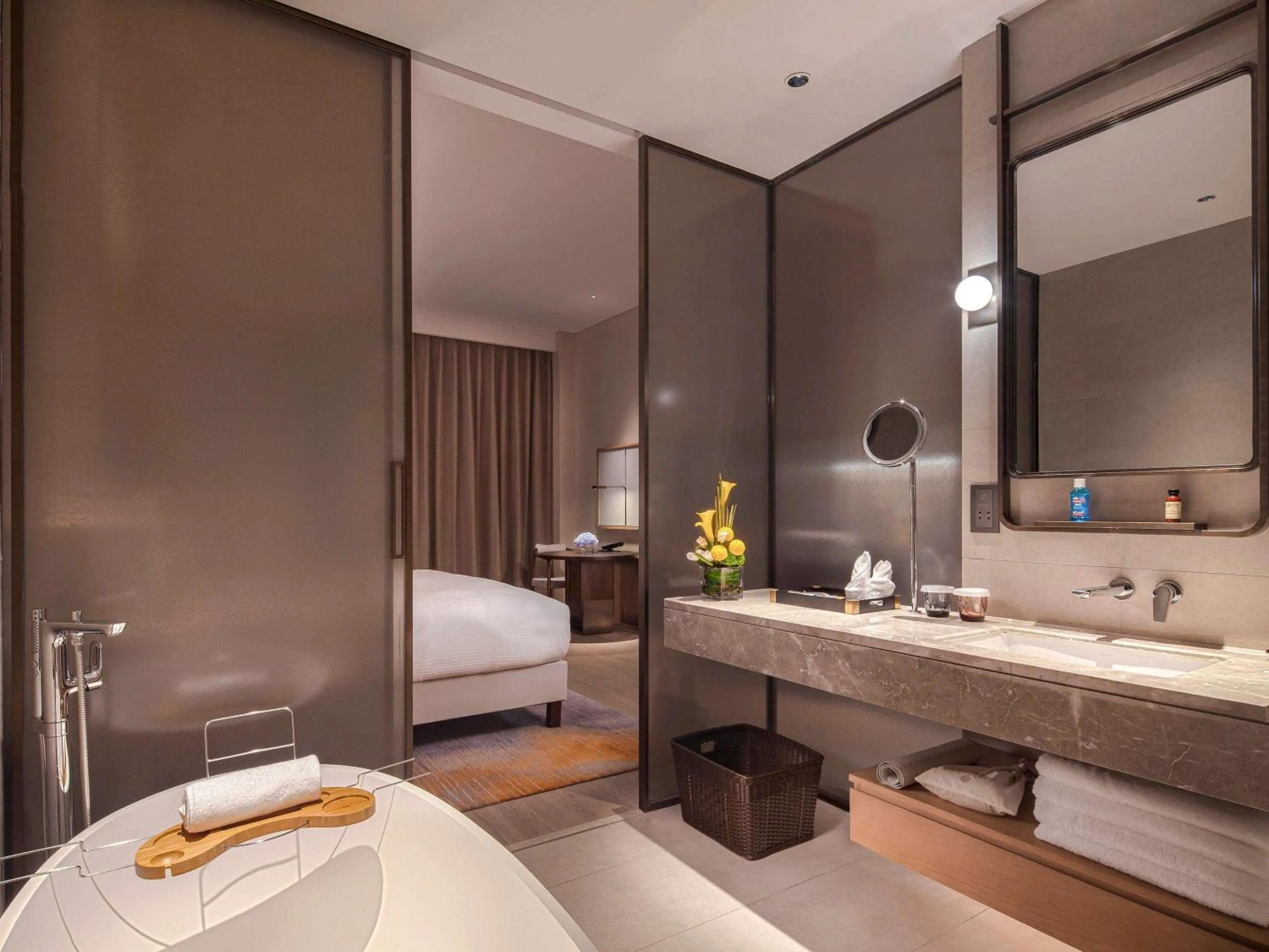 Deluxe King Room with Private Balcony and Pool Access in Pullman Yueyang