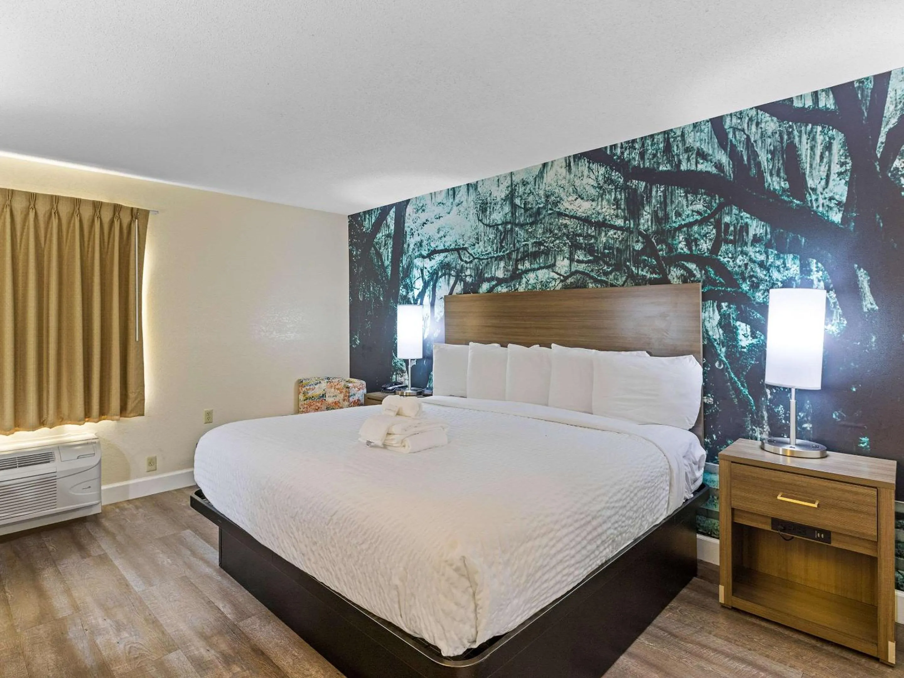 Standard King Room - Non-Smoking  in Clarion Pointe Savannah Gateway I-95