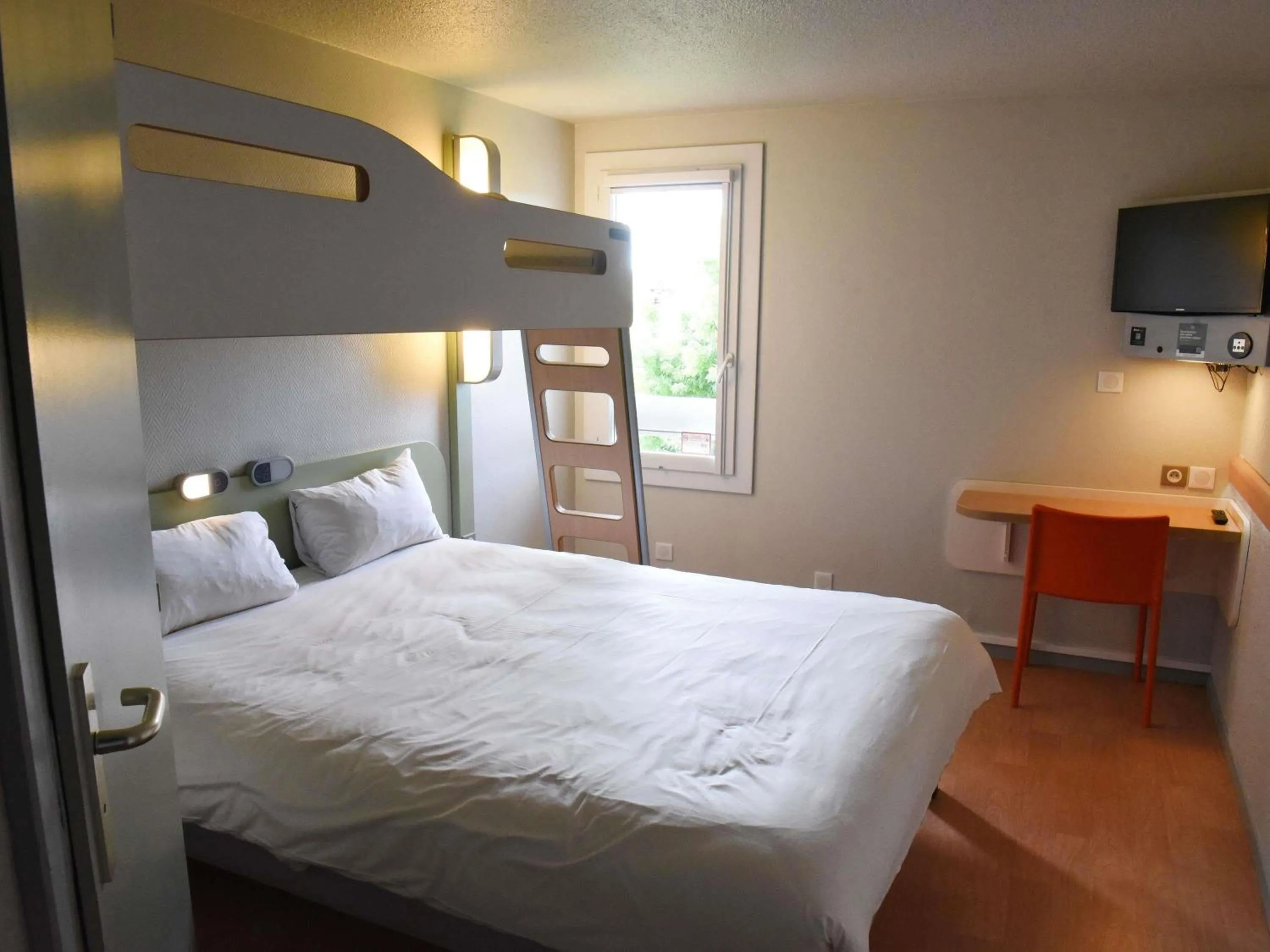 Triple Room with One Double Bed and One Bunk Bed in Hotel ibis Budget Laval