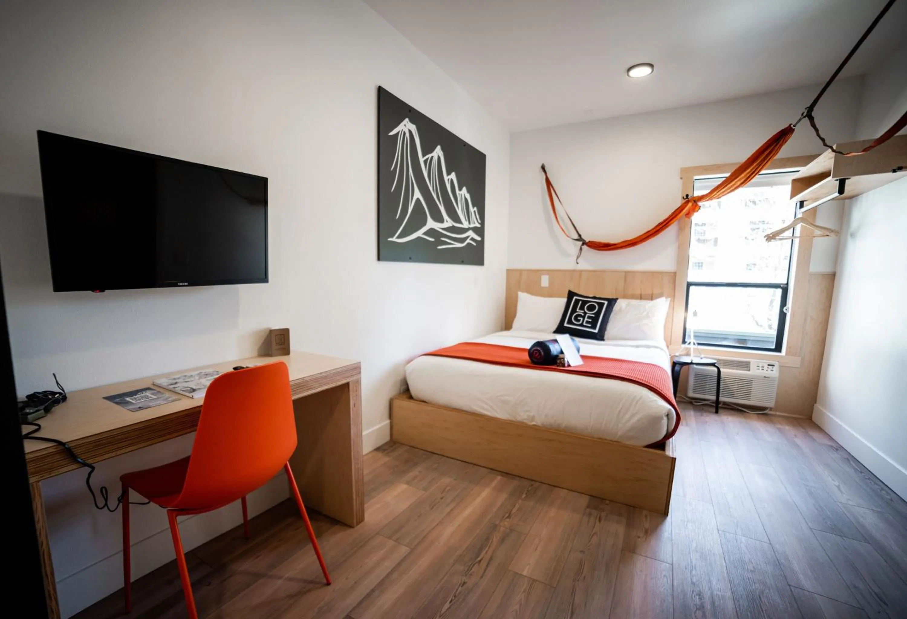 ADA Single Queen with Shared Bath - Downtown in LOGE Leavenworth