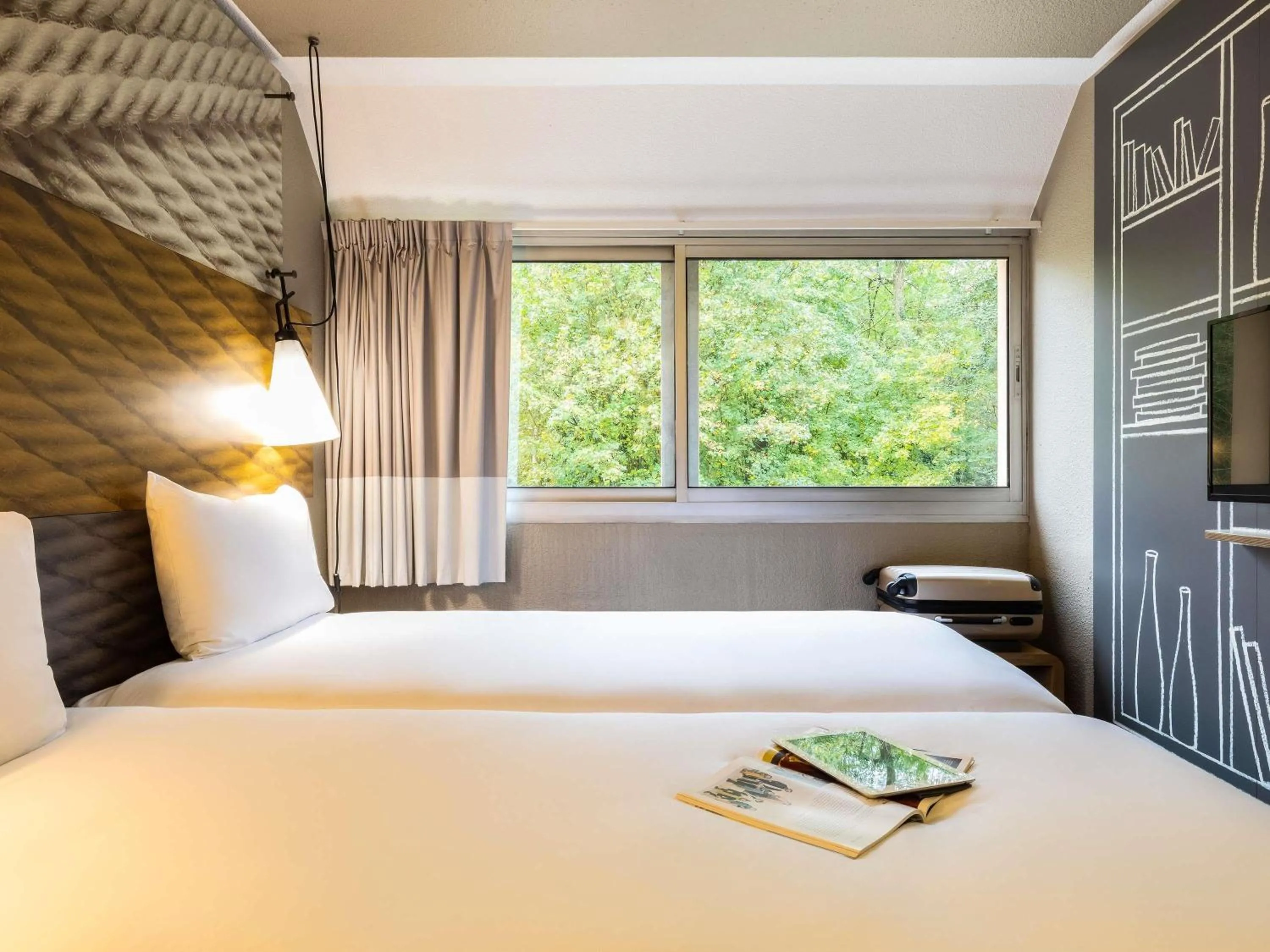 Standard Twin Room in ibis Velizy Jouy-En-Josas