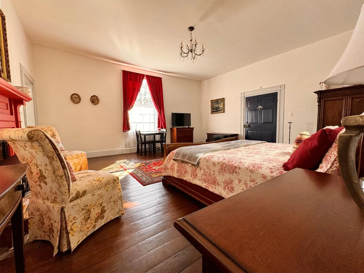 Deluxe King Room in The Sunnyside Sisters Bed and Breakfast