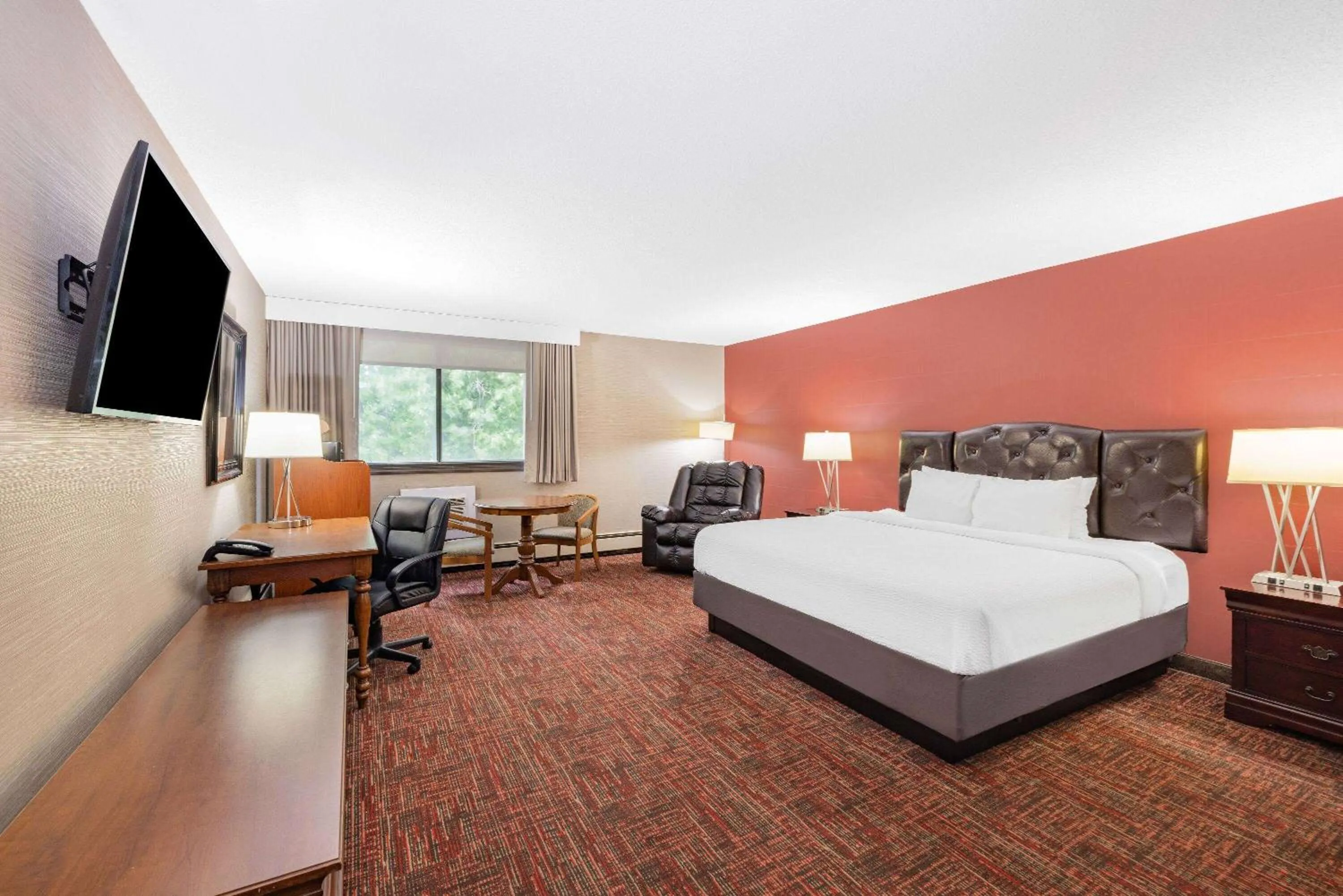 Deluxe King Room, Non-Smoking in Ramada by Wyndham Grand Forks