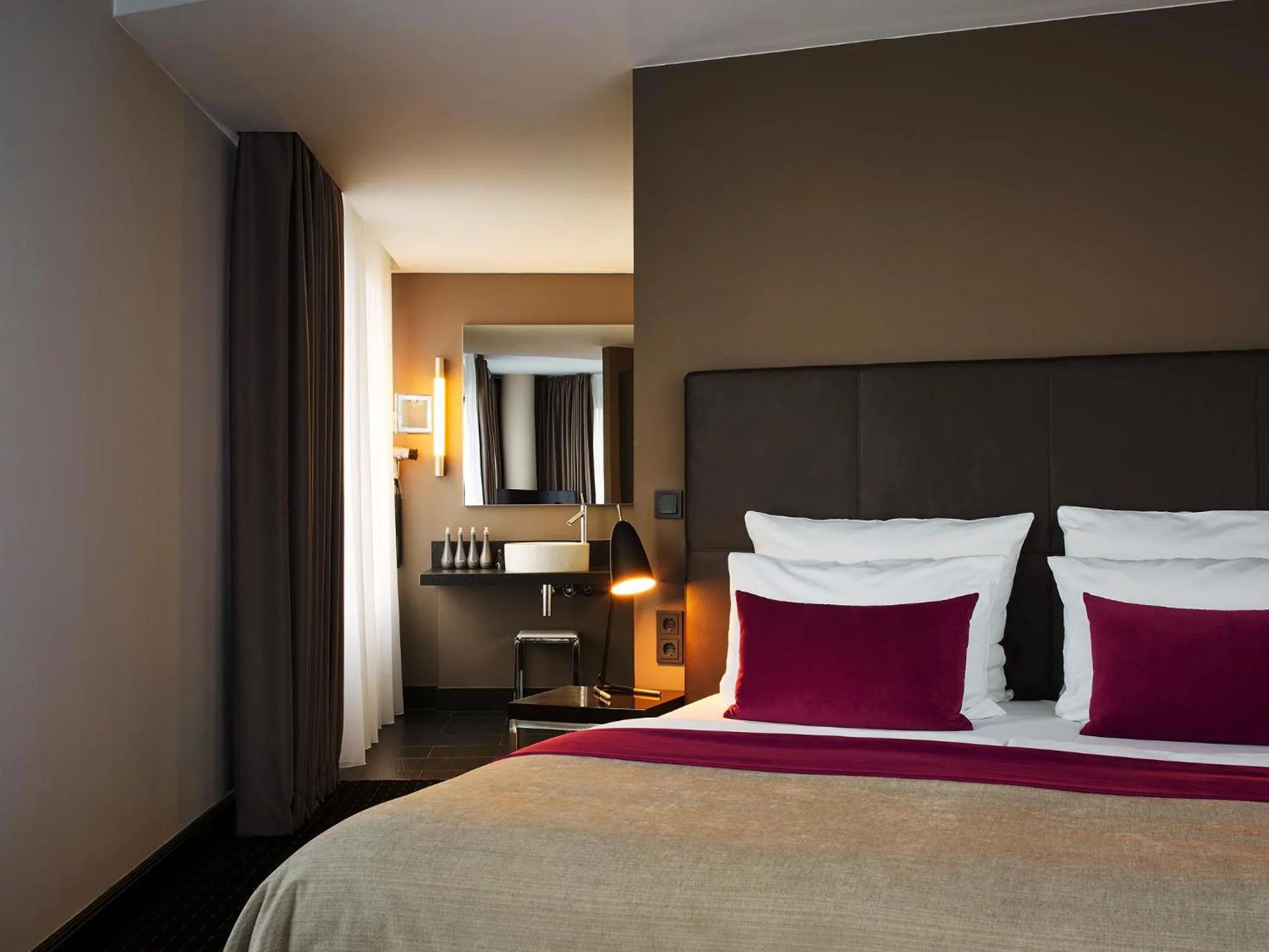 Large Design Room in Boston Hotel HH