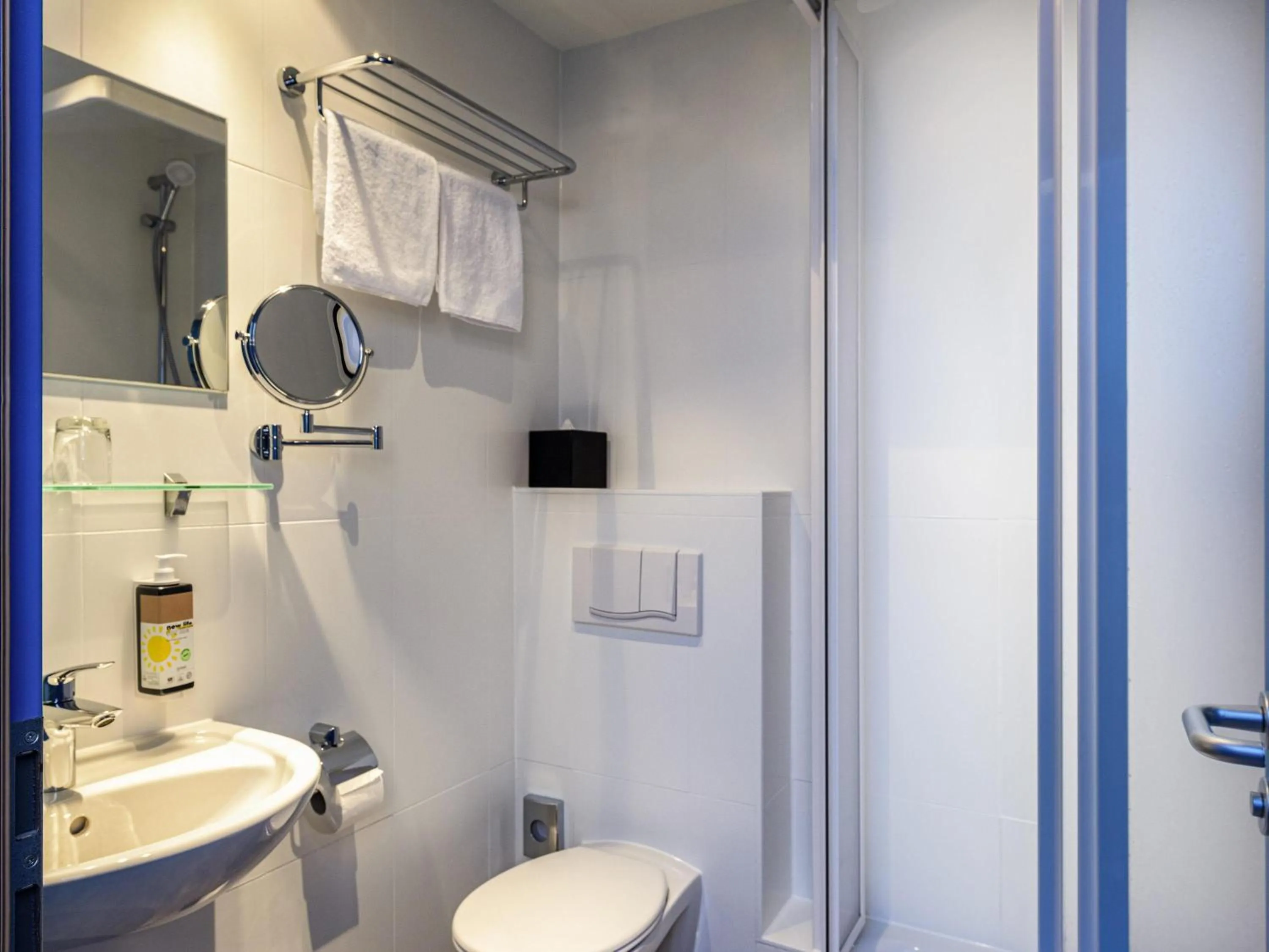 Twin Room with Sofa Bed in greet Berlin Alexanderplatz